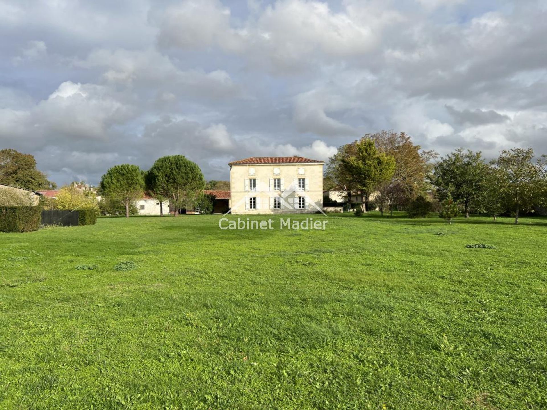 жилой дом в Saint-Jean-d'Angely, Nouvelle-Aquitaine 12271604