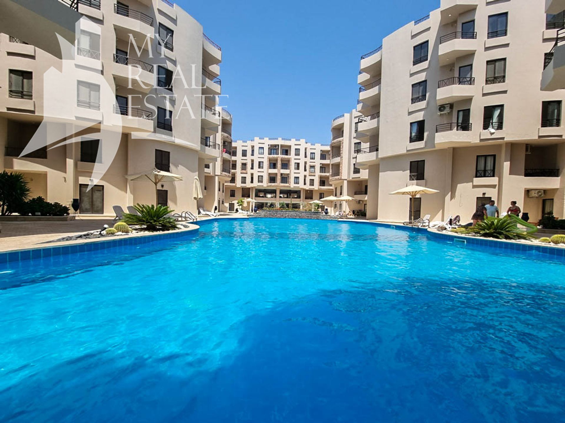 Condominium in Al Ghardaqah, Al Bahr al Ahmar 12275074