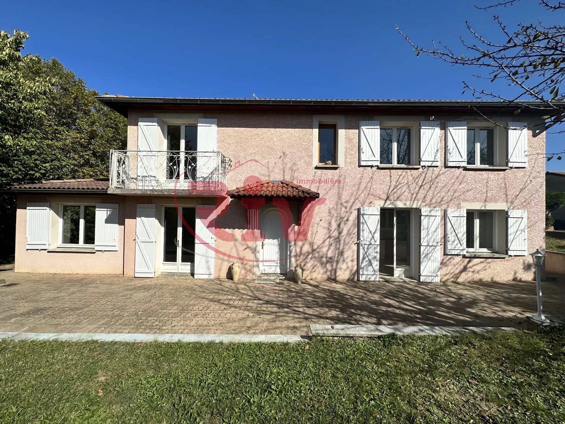 House in L'Isle-d'Abeau, Auvergne-Rhone-Alpes 12281423