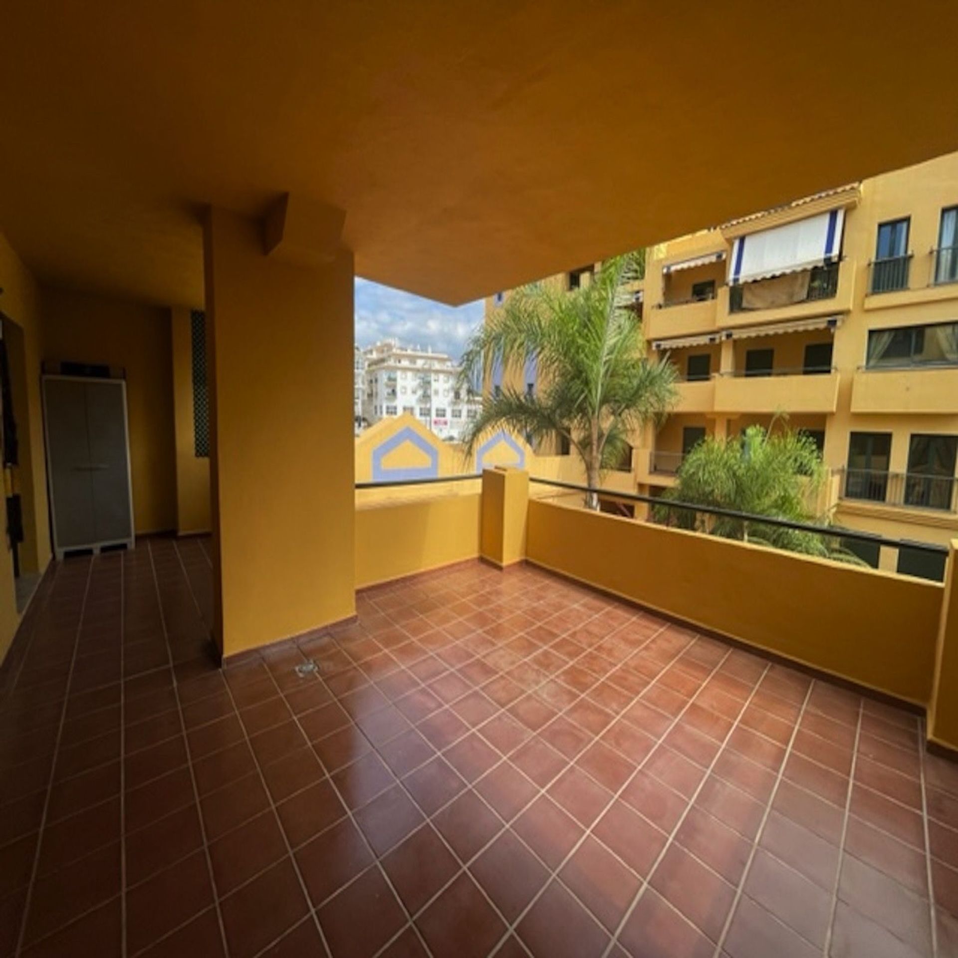 Condominium in Estepona, Andalucía 12281571