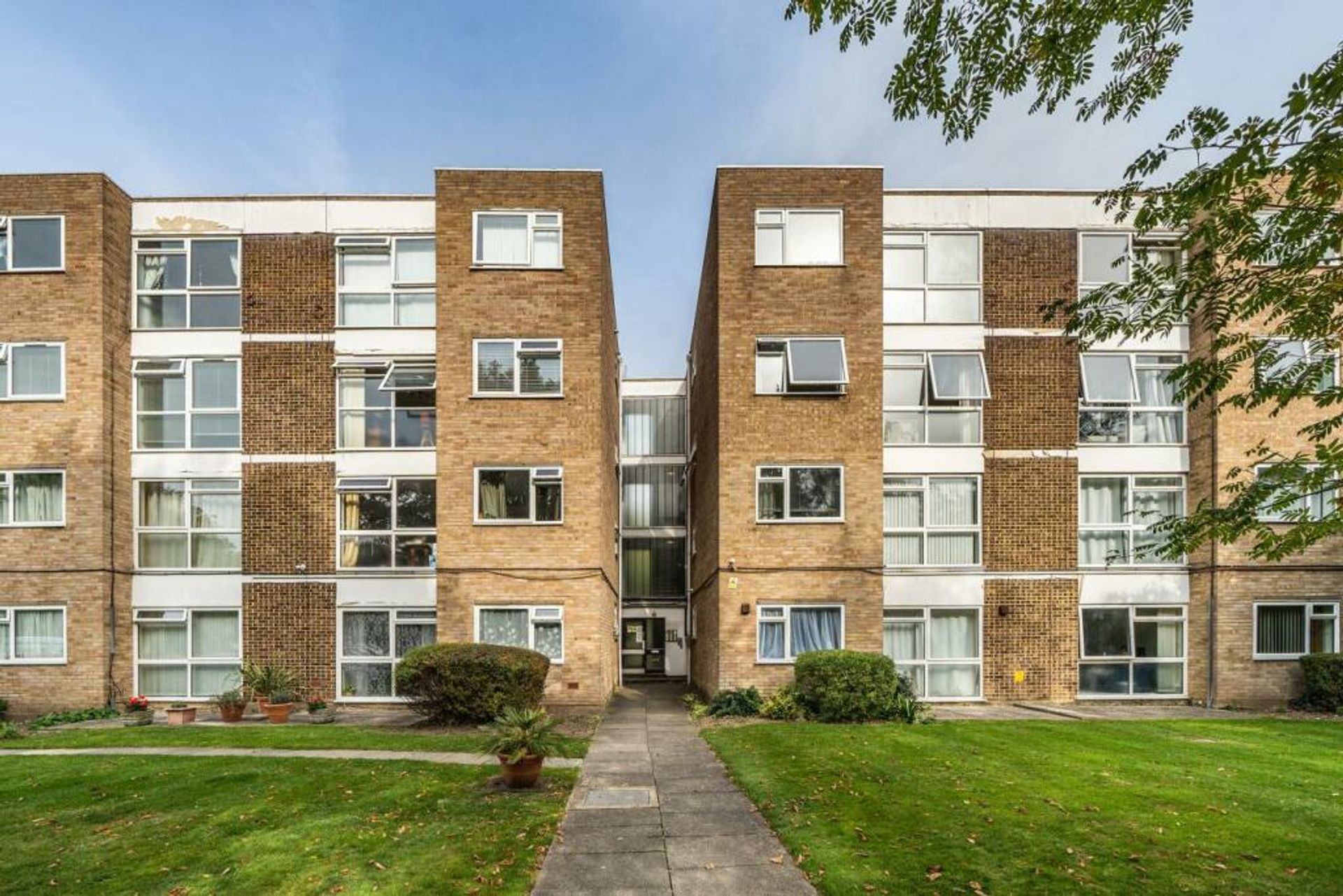 Condominium in , England 12298977