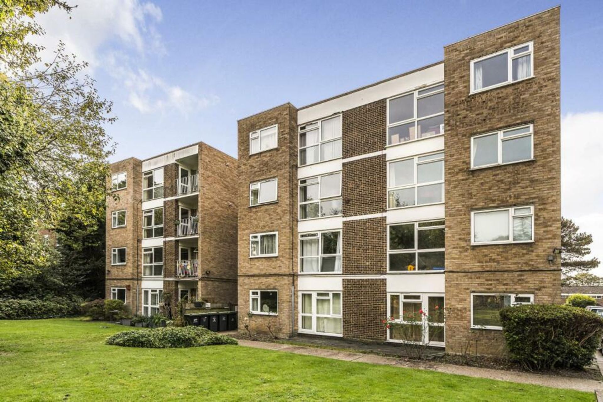 Condominium in , England 12298977