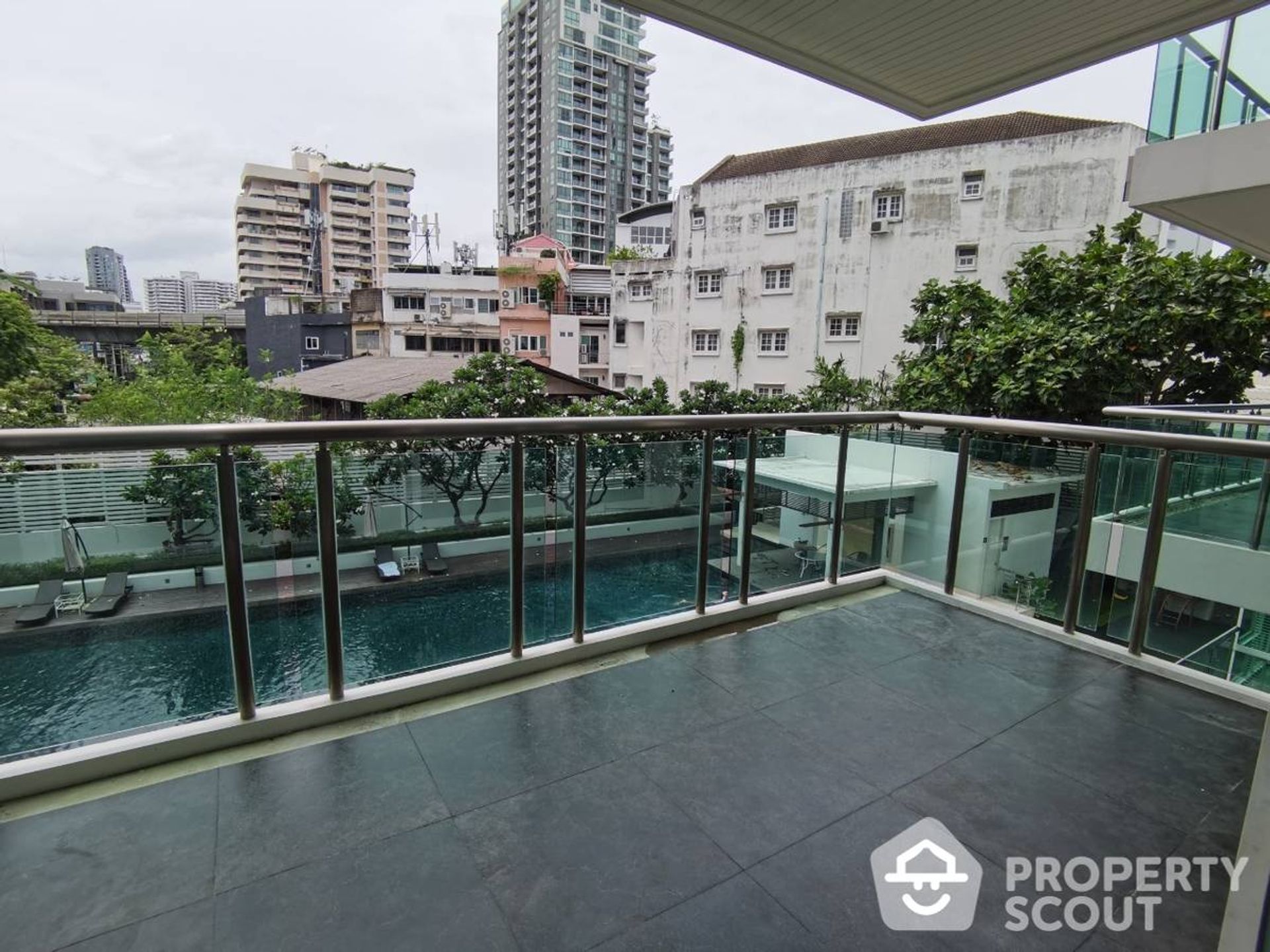 Condominium dans Khlong Toei, Krung Thep Maha Nakhon 12303809