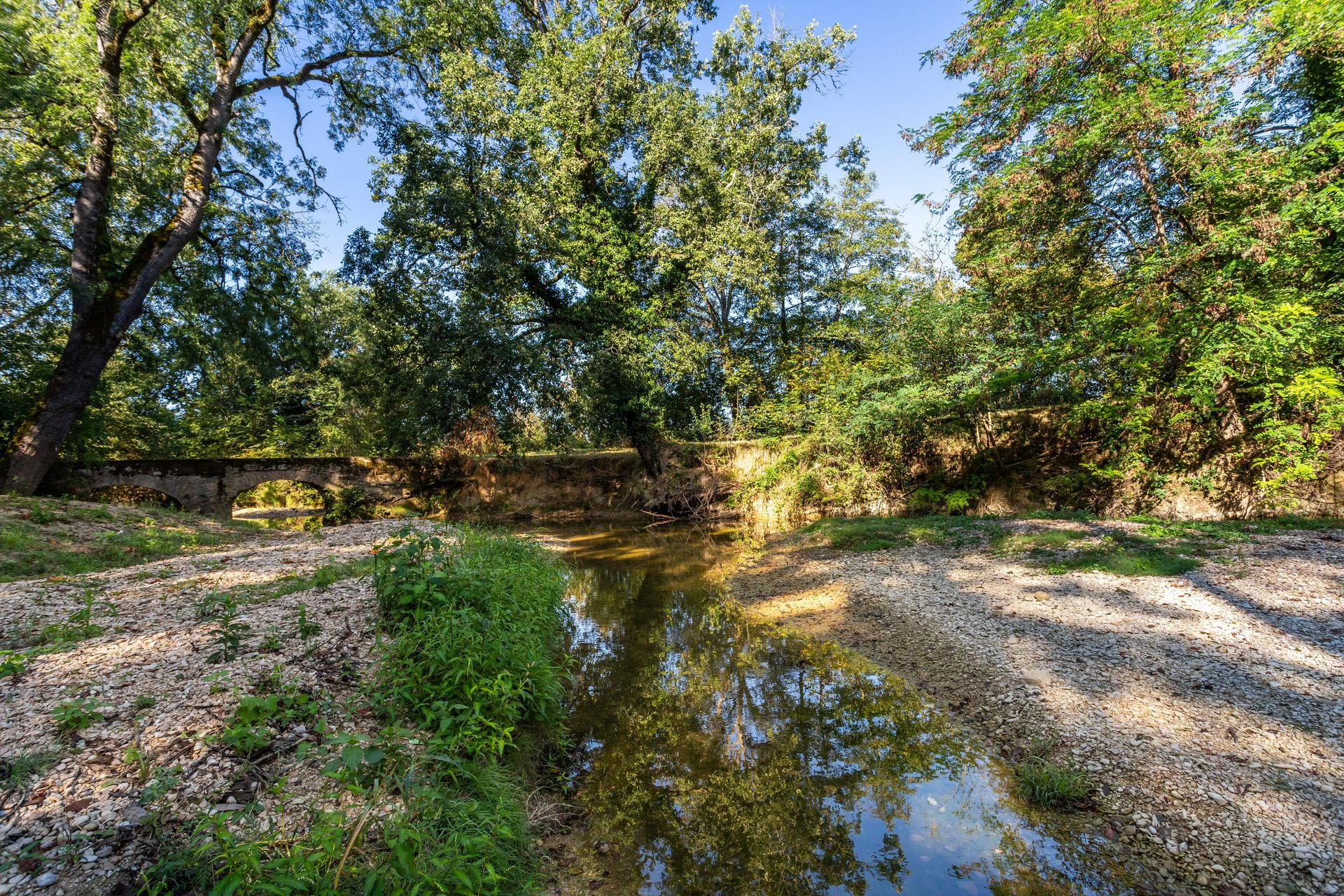 房子 在 Montbarla, Occitanie 12305841