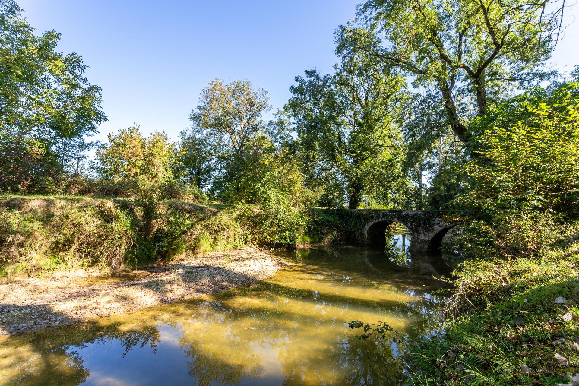 房子 在 Montbarla, Occitanie 12305841