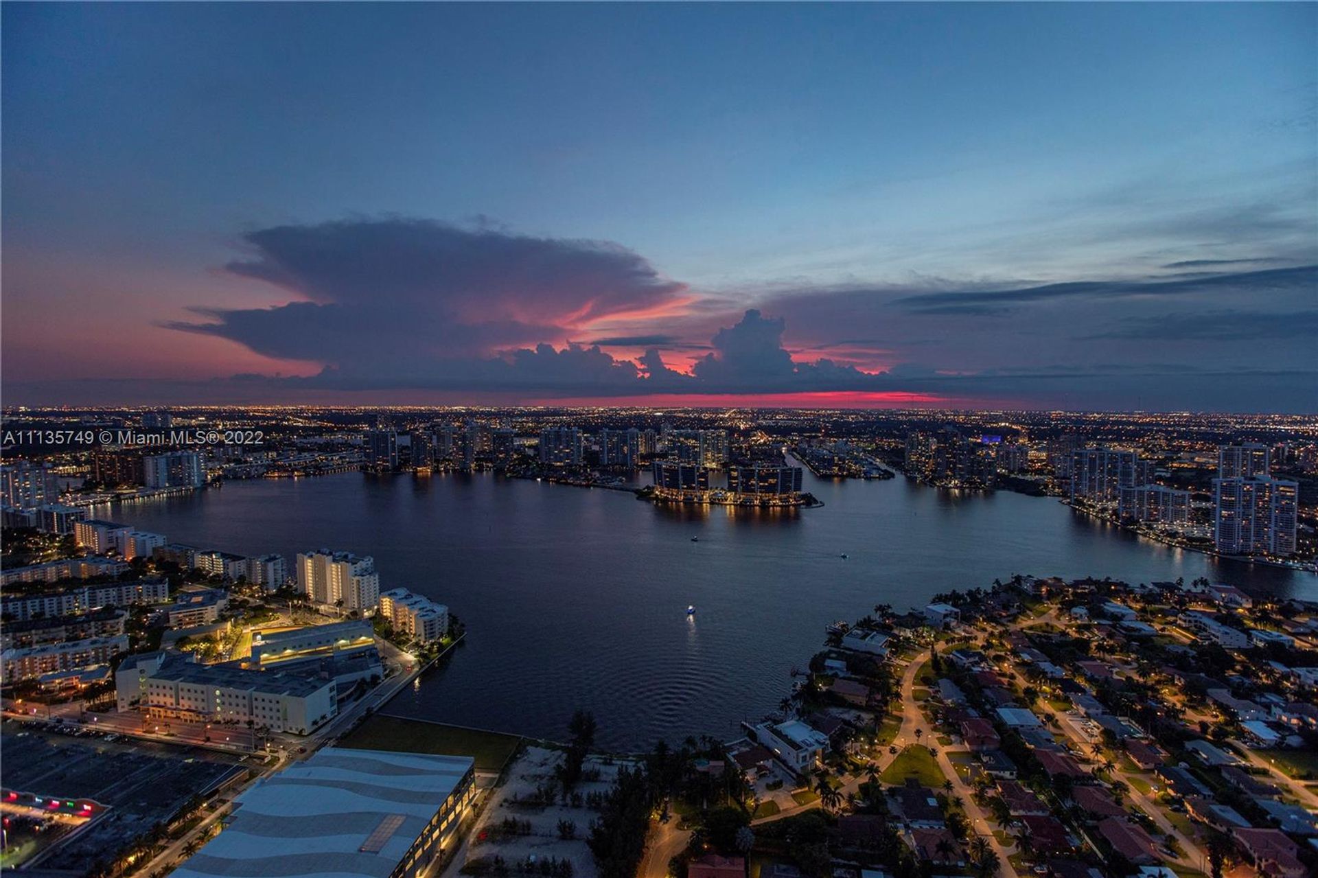 عمارات في Sunny Isles Beach, Florida 12307924