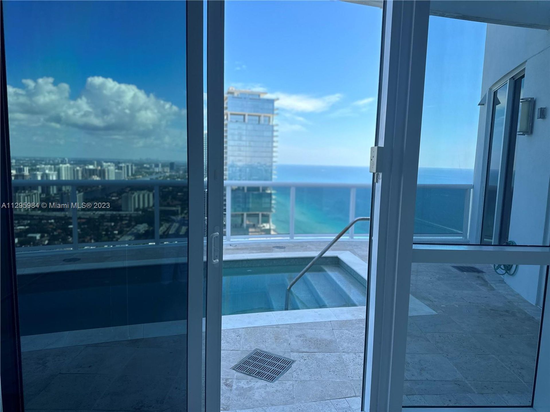 Hus i Sunny Isles Beach, Florida 12308033