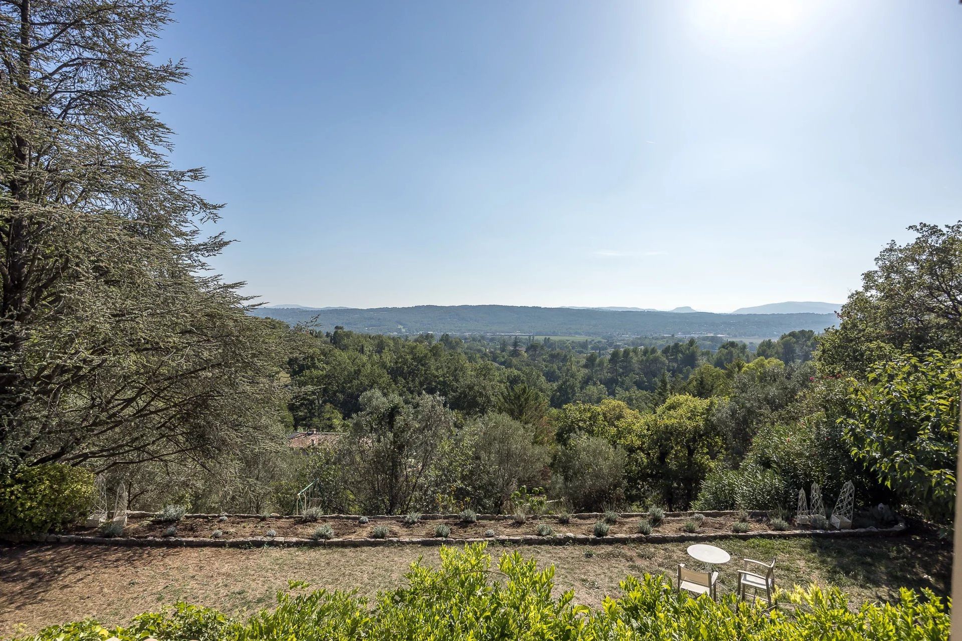 بيت في Tourrettes, Provence-Alpes-Côte d'Azur 12319047