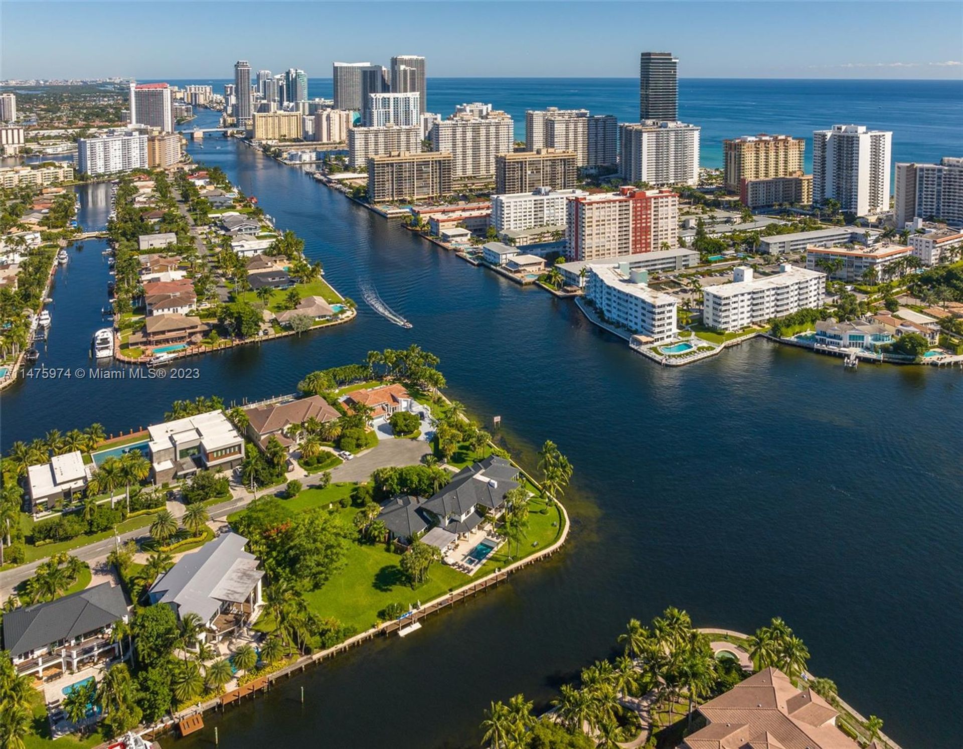 жилой дом в Hallandale Beach, Florida 12321663