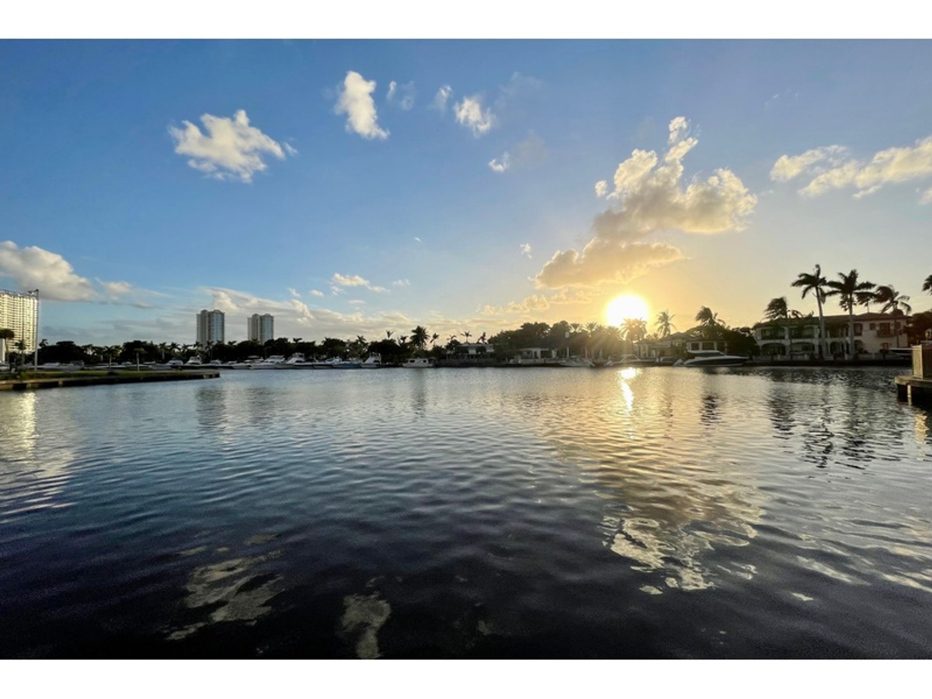 Condominio nel Spiaggia di Hallandale, Florida 12322209