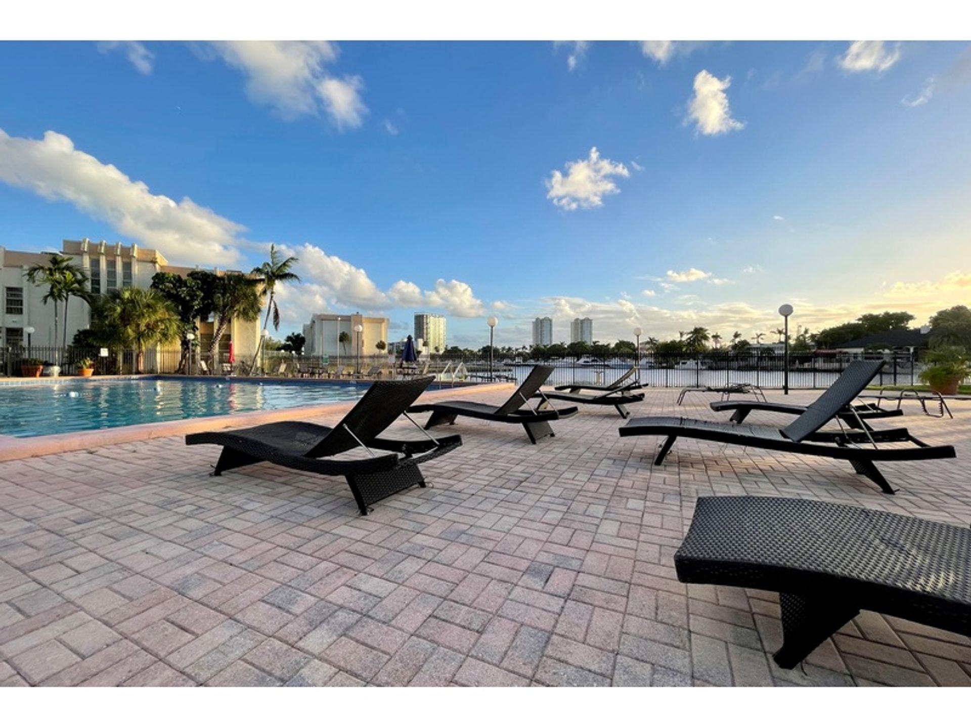 Condominium dans Hallandale Beach, Florida 12322209