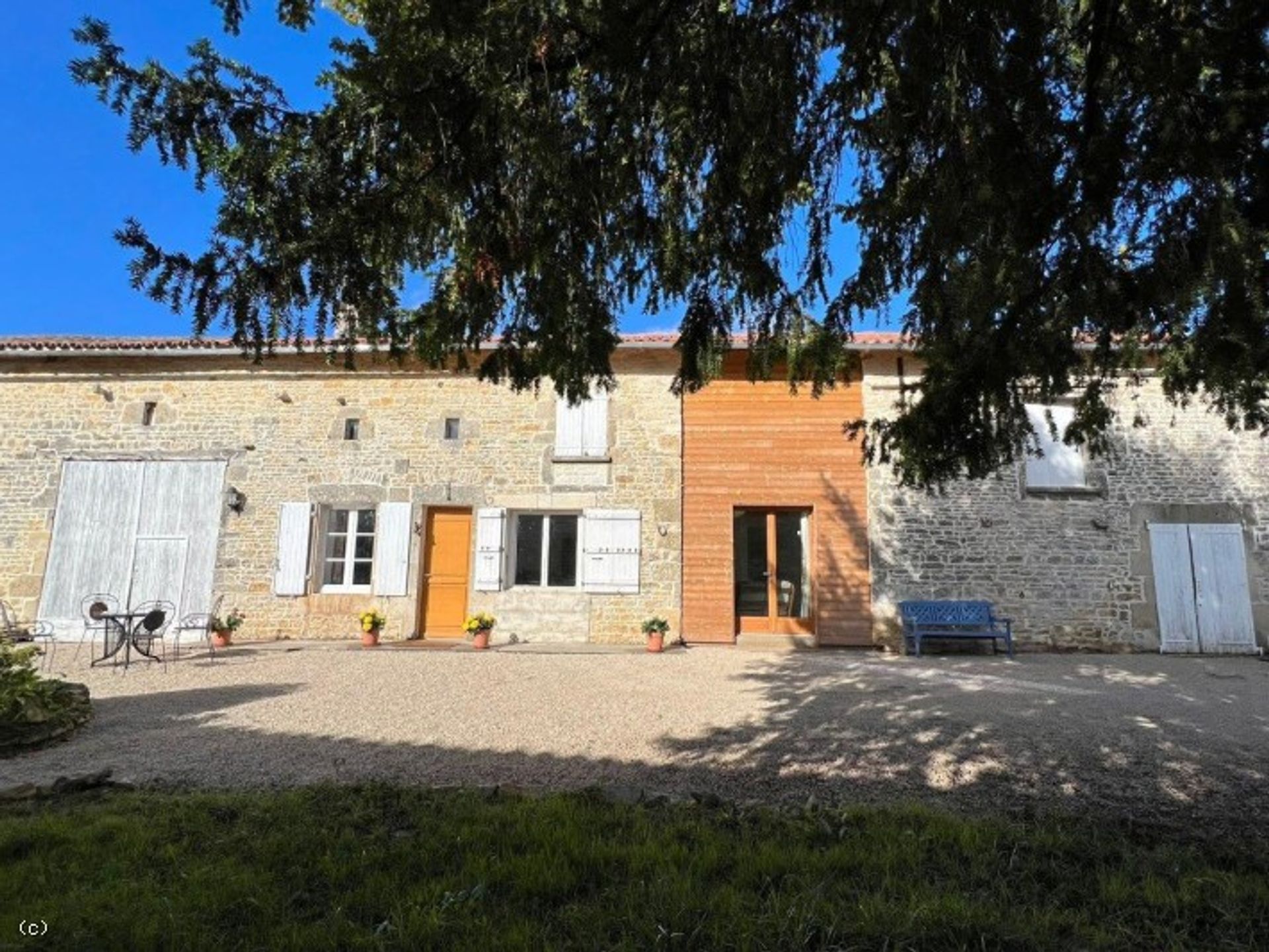 Rumah di Ruffec, Nouvelle-Aquitaine 12336530