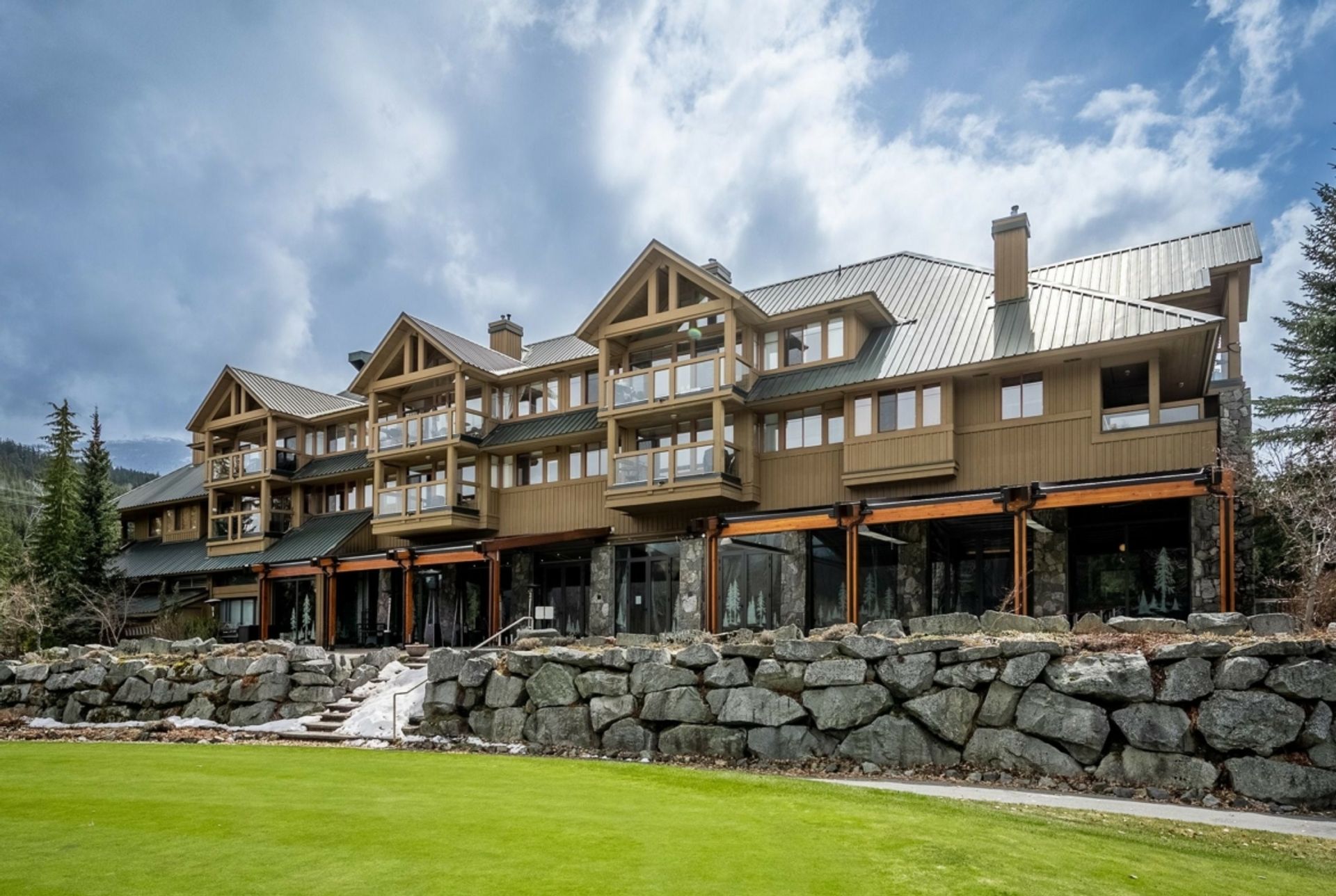 सम्मिलित में Whistler, British Columbia 12339739