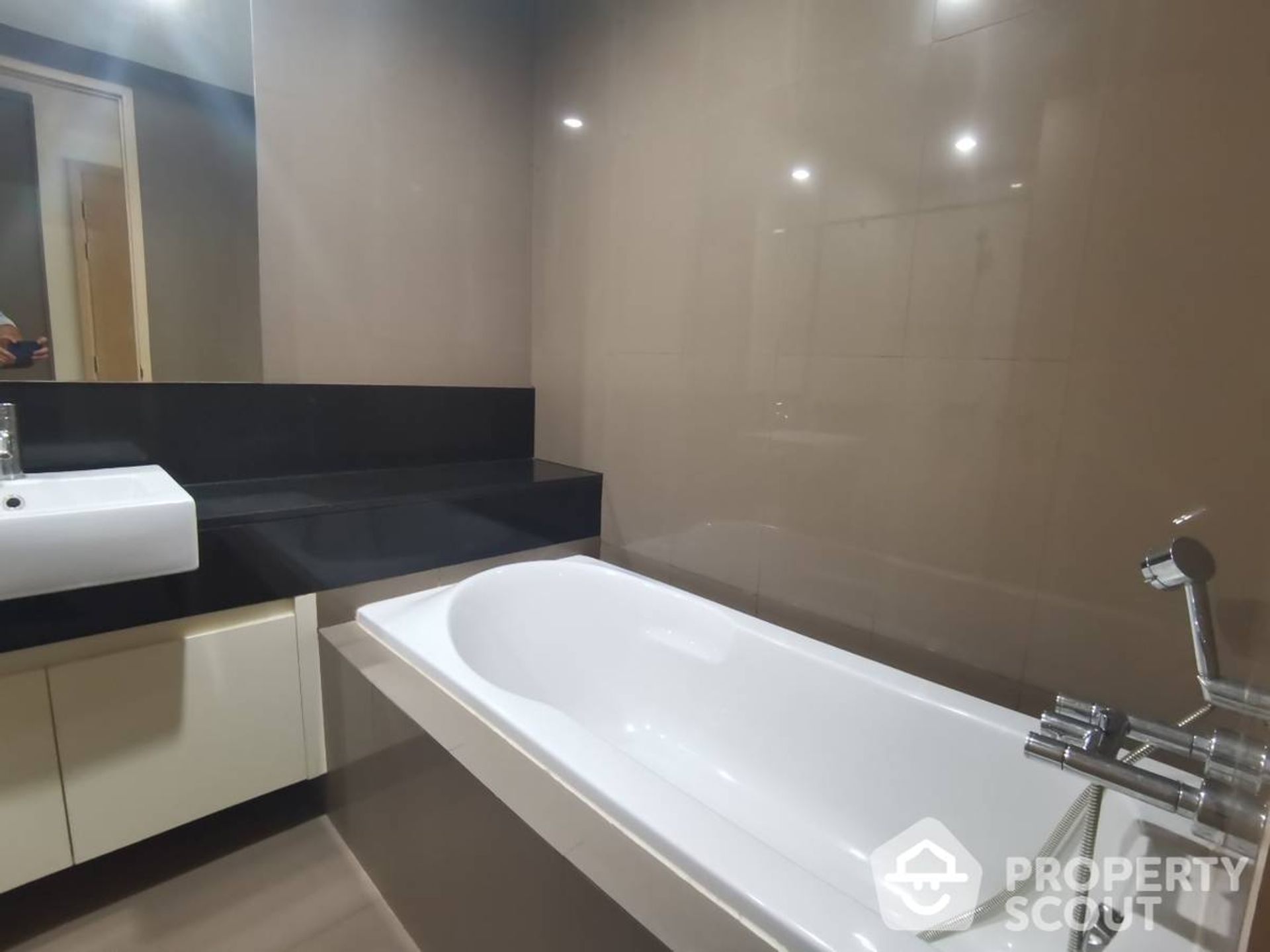 Condominium in Khlong Toei, Krung Thep Maha Nakhon 12348991