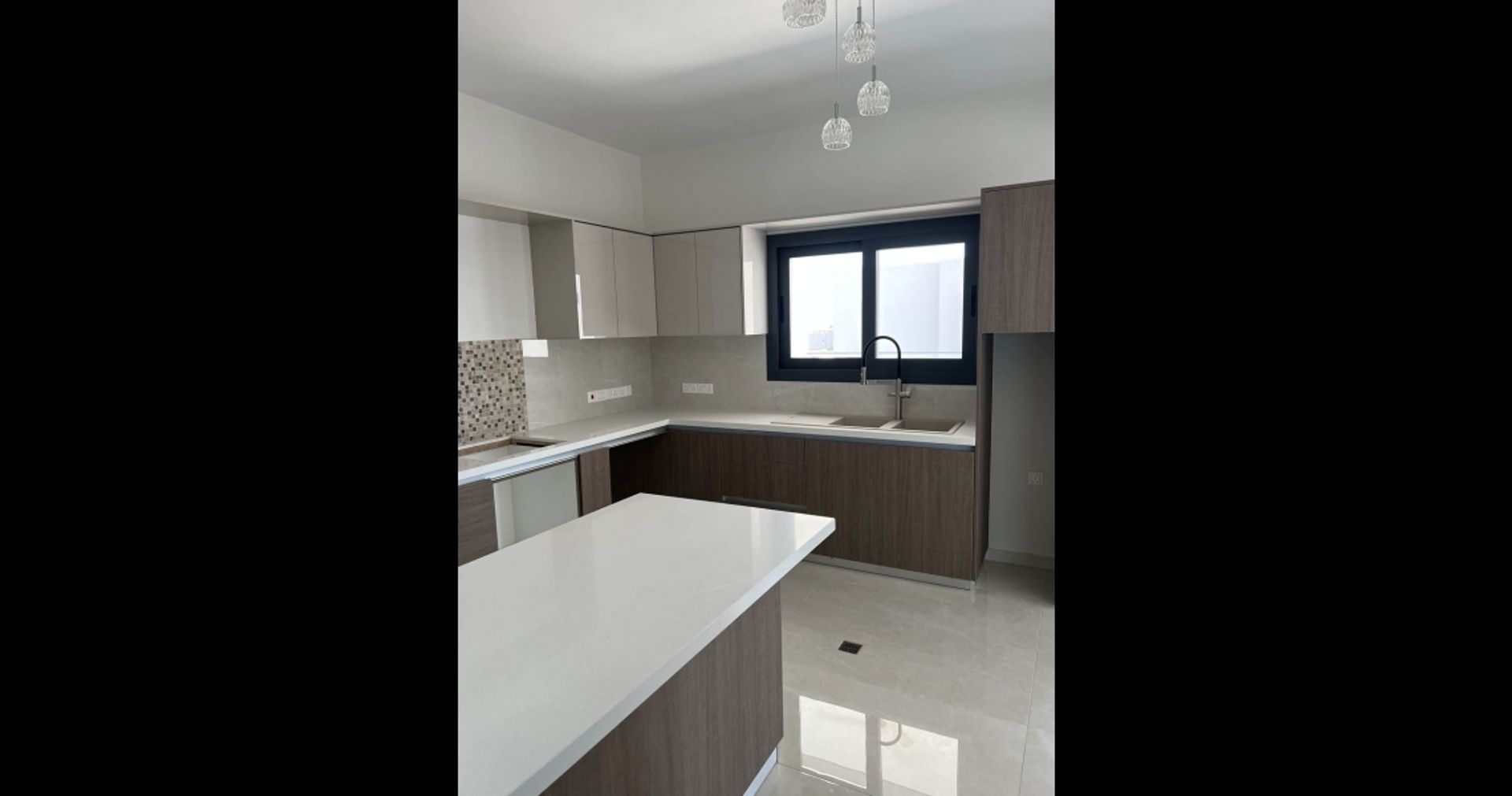 Condominio en Chloraka,  12353957