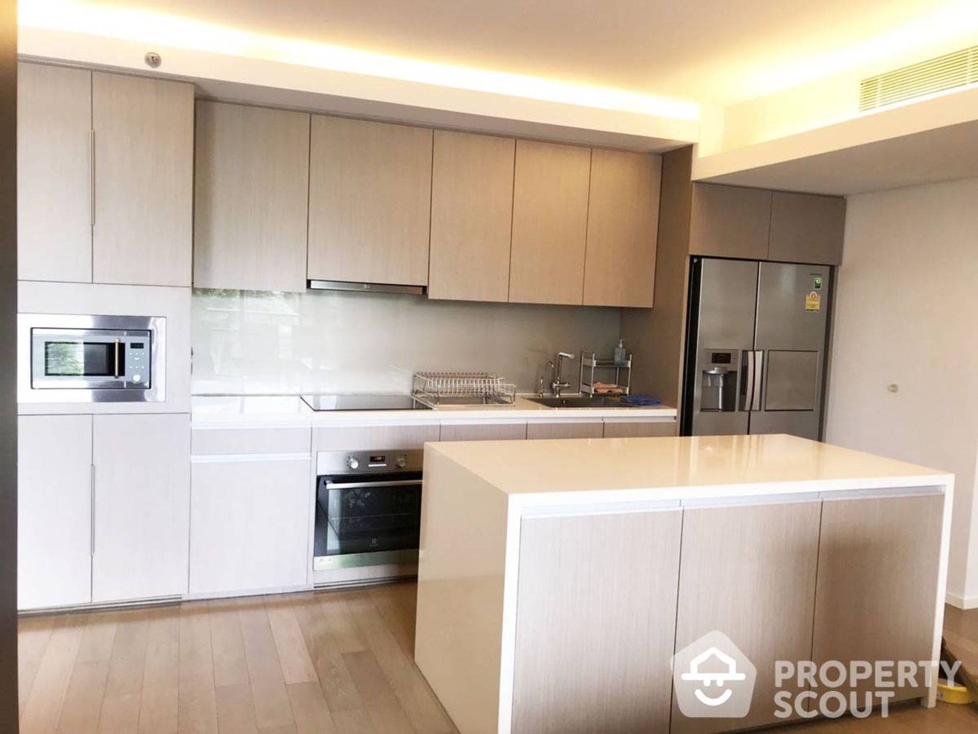 Condominium in Watthana, Krung Thep Maha Nakhon 12358394