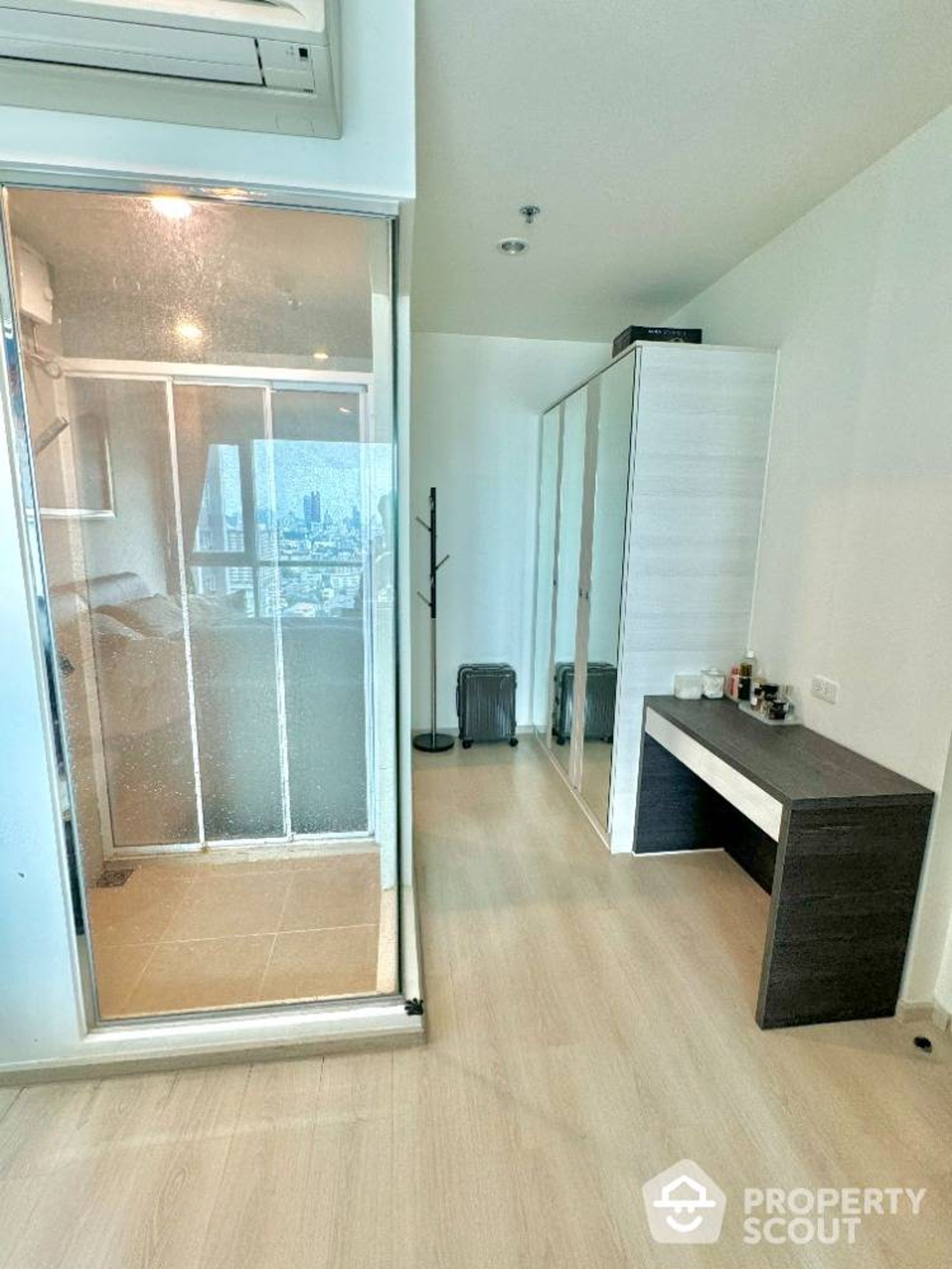 Condominium in Huai Khwang, Krung Thep Maha Nakhon 12363782