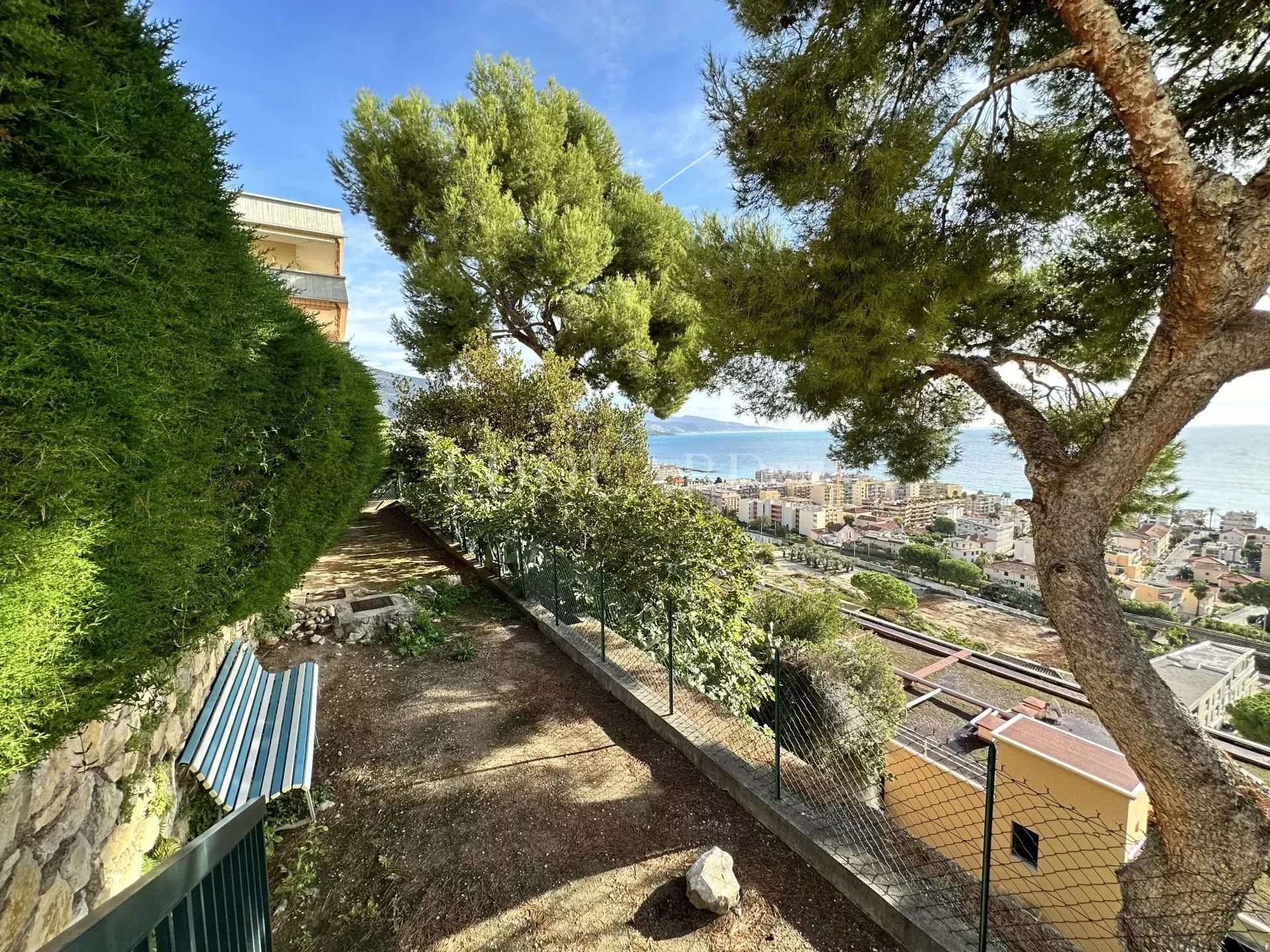 सम्मिलित में Roquebrune-Cap-Martin, Alpes-Maritimes 12366513