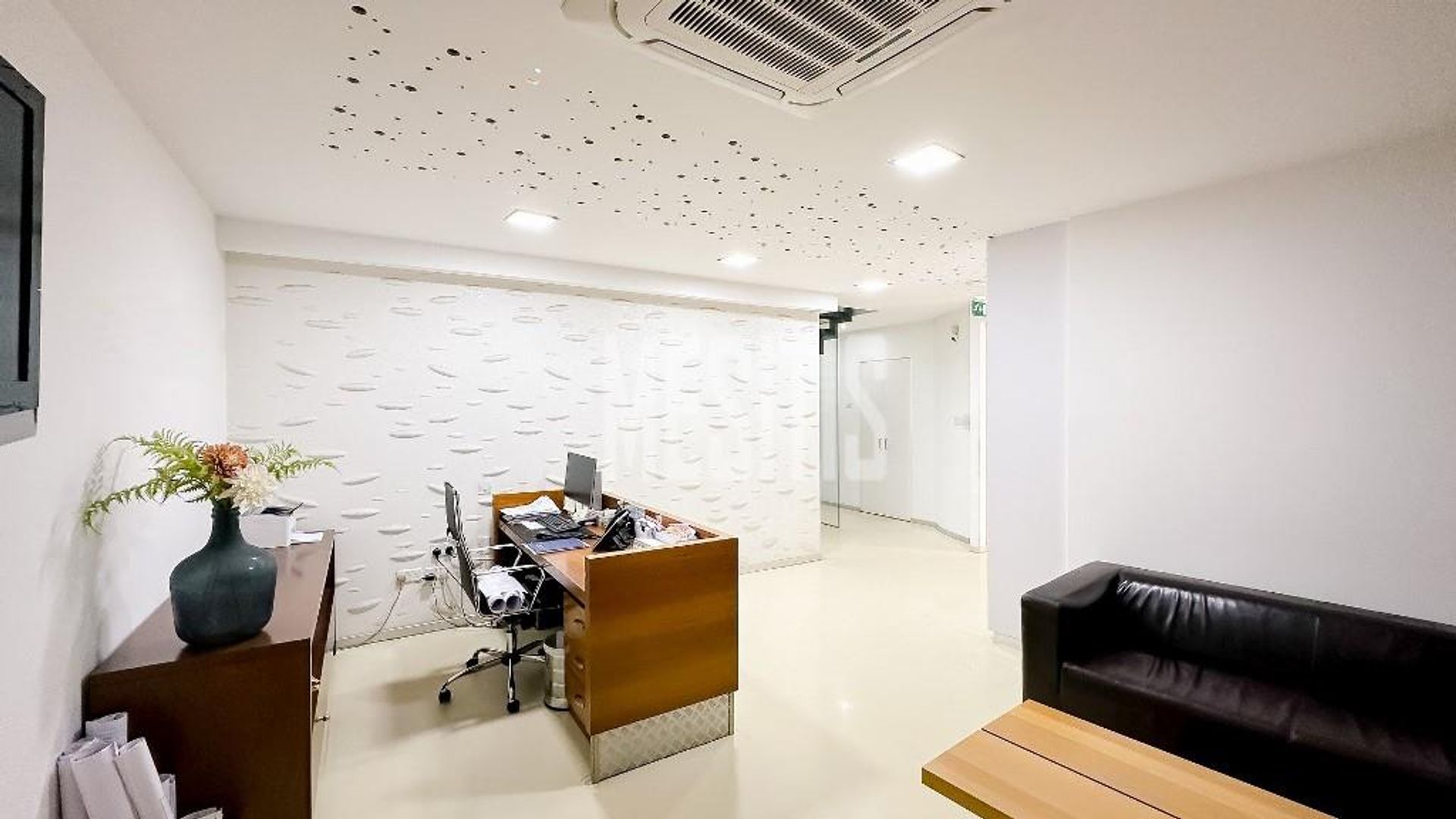 Office in Larnaca, Larnaka 12373117