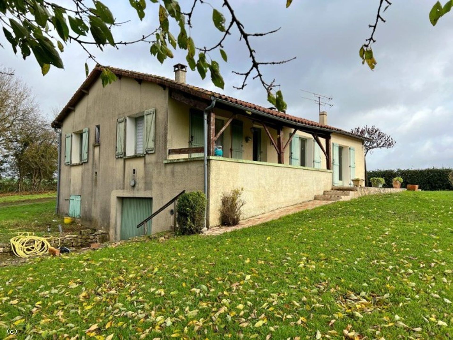 Будинок в Nanteuil-en-Vallée, Nouvelle-Aquitaine 12379840