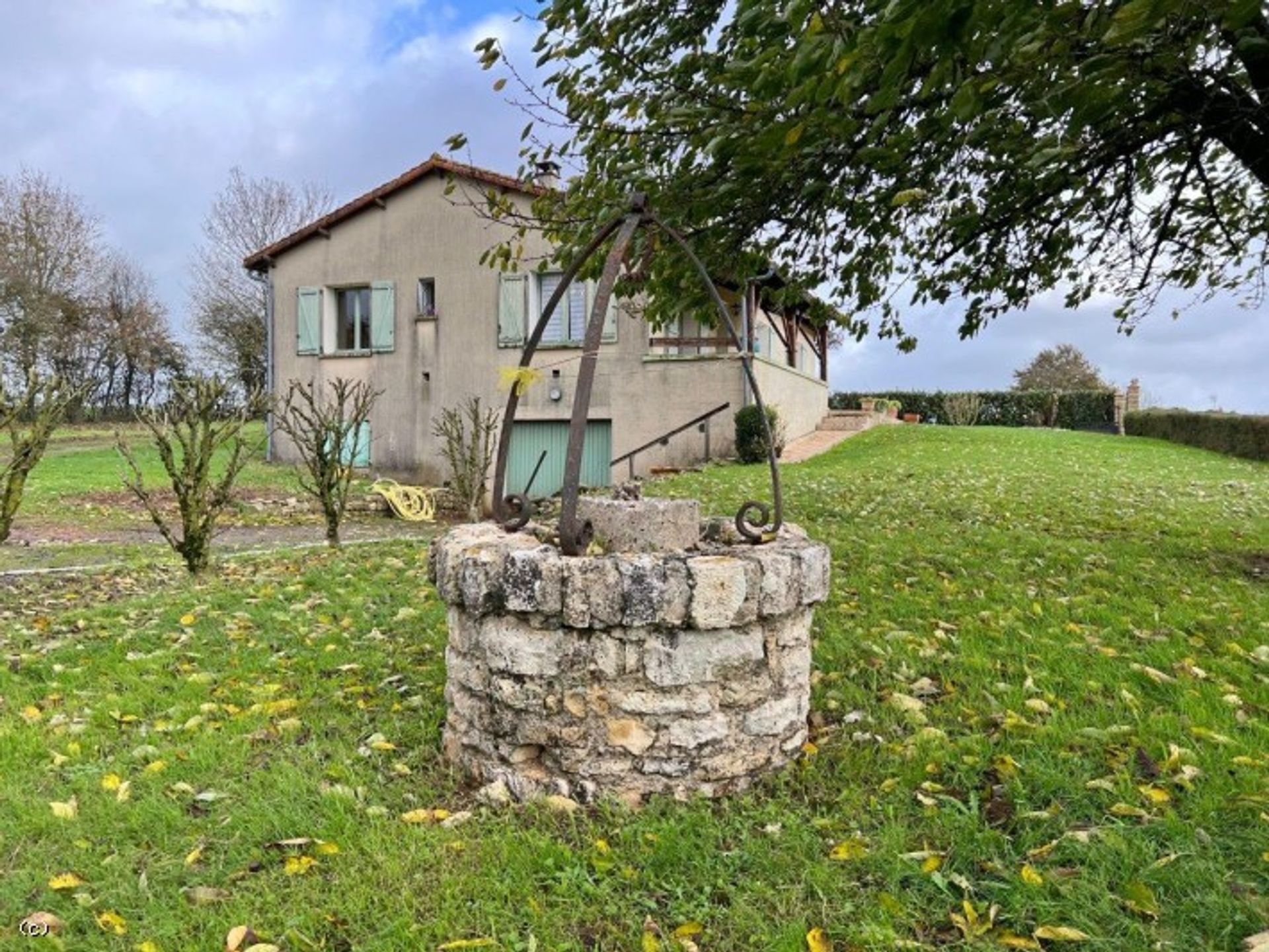 Будинок в Nanteuil-en-Vallée, Nouvelle-Aquitaine 12379840