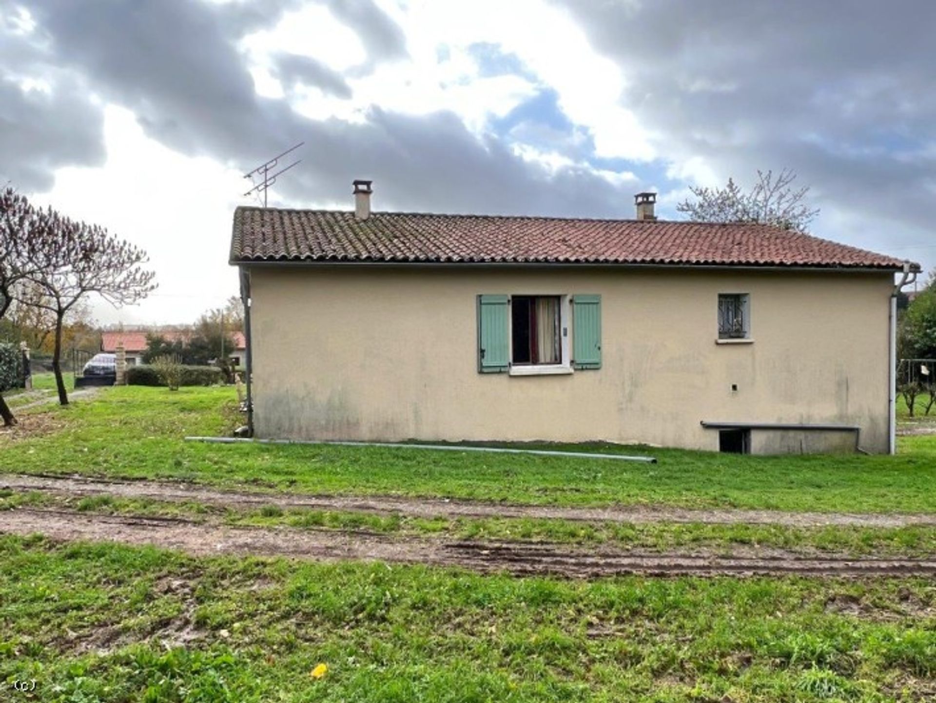 Будинок в Nanteuil-en-Vallée, Nouvelle-Aquitaine 12379840