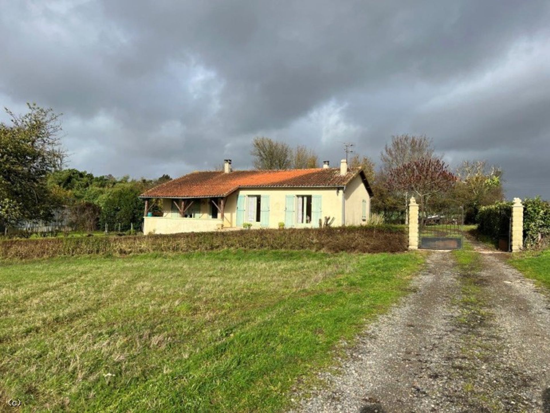 Будинок в Nanteuil-en-Vallée, Nouvelle-Aquitaine 12379840