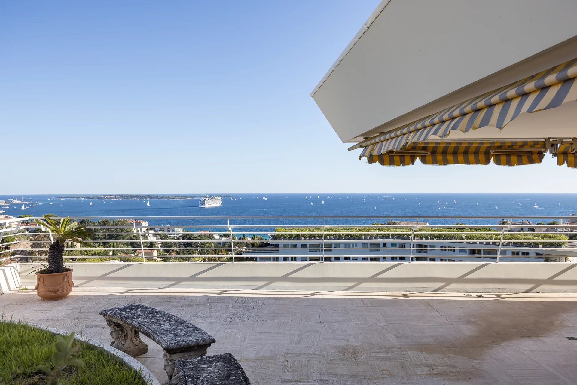 Condominium in Cannes, Provence-Alpes-Côte d'Azur 12380325