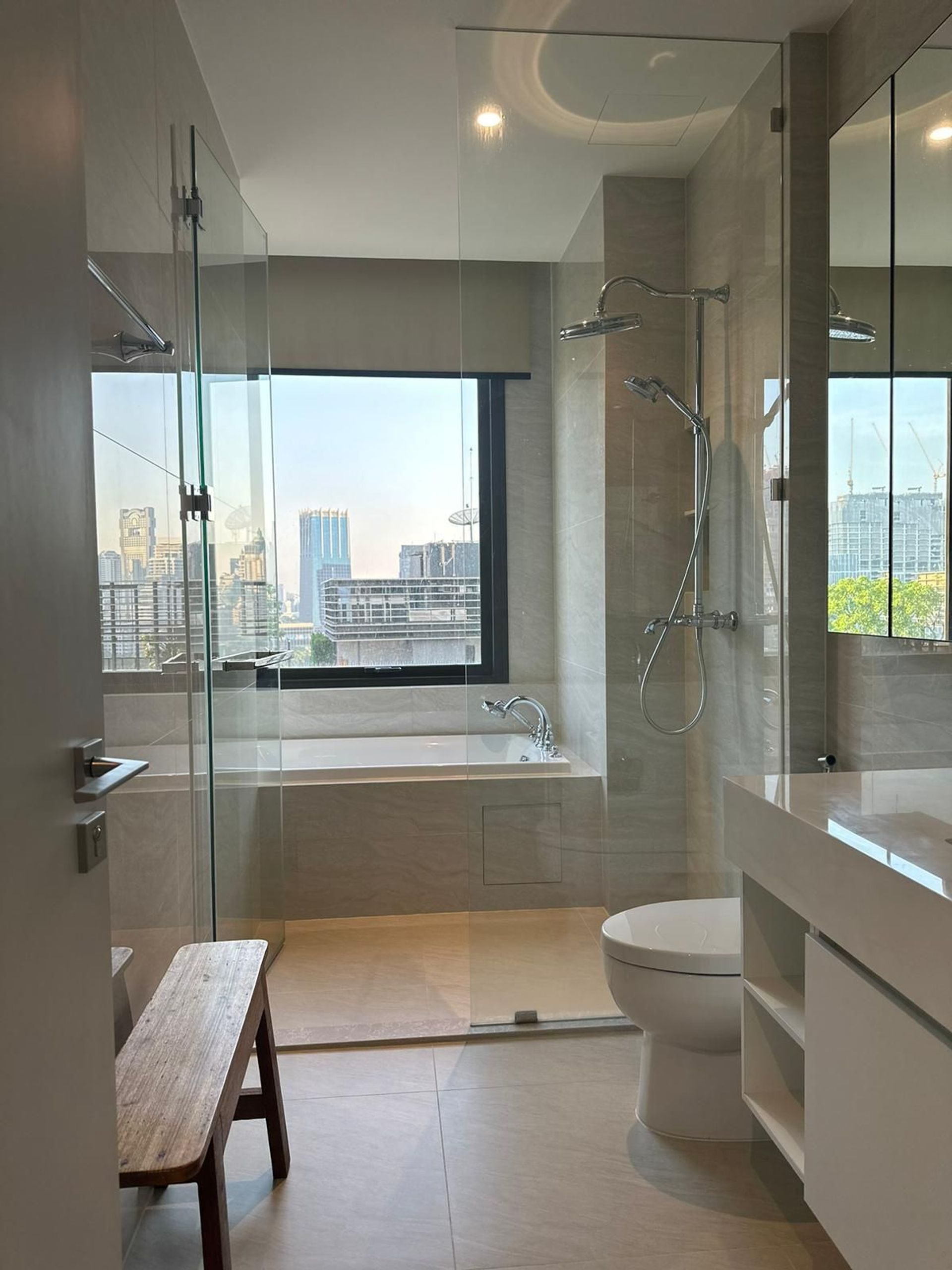 Condominium in Pathum Wan, Krung Thep Maha Nakhon 12383808