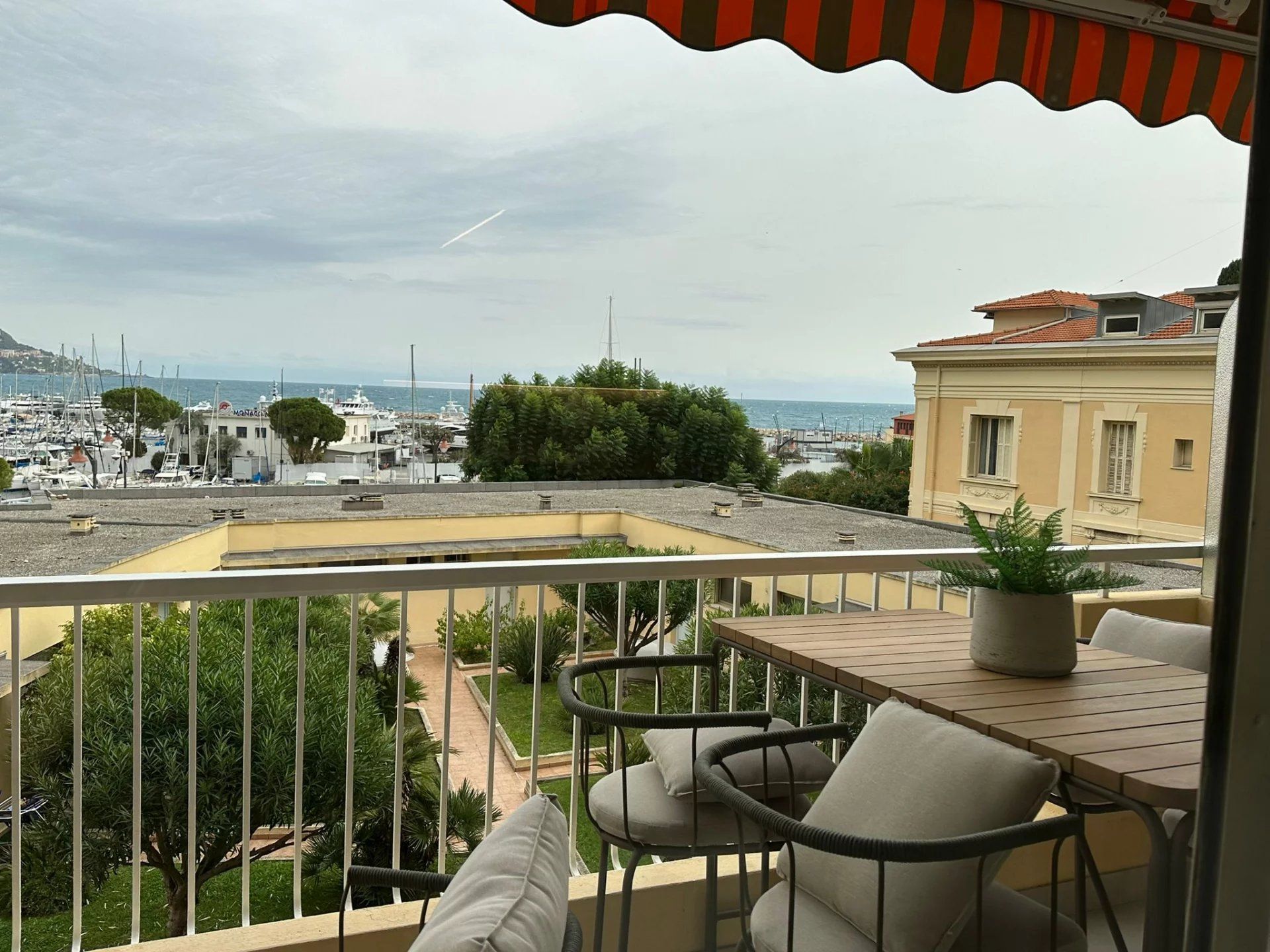 Condominio nel Beaulieu-sur-Mer, Provence-Alpes-Côte d'Azur 12387058