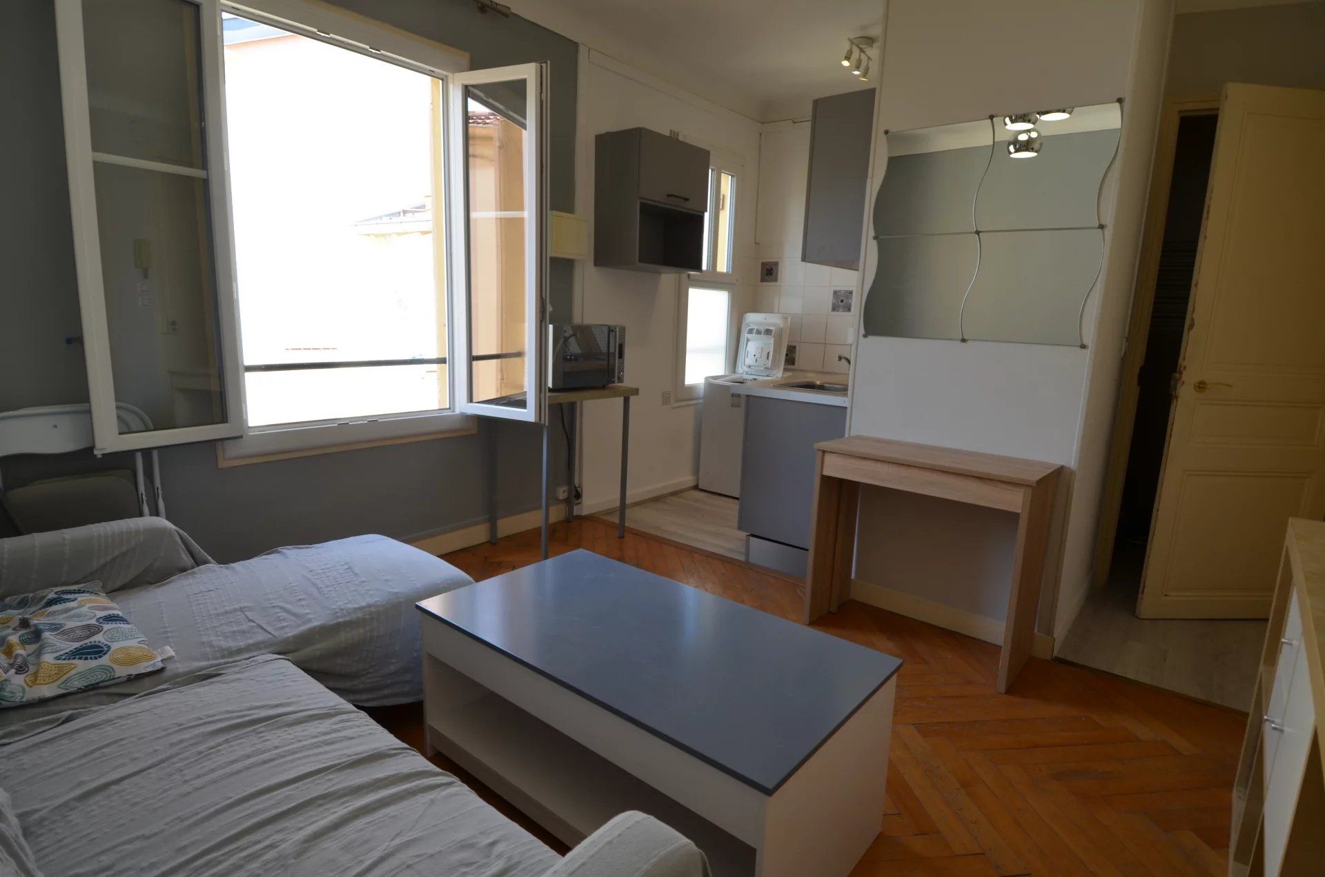 Condominium in Nice, Provence-Alpes-Cote d'Azur 12389167