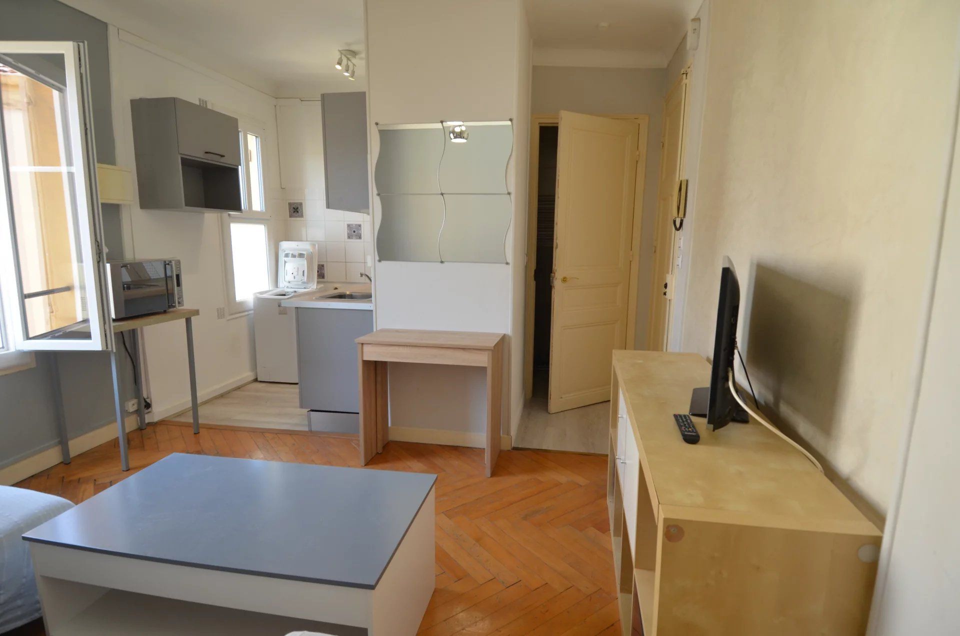 Condominium in Nice, Provence-Alpes-Cote d'Azur 12389167