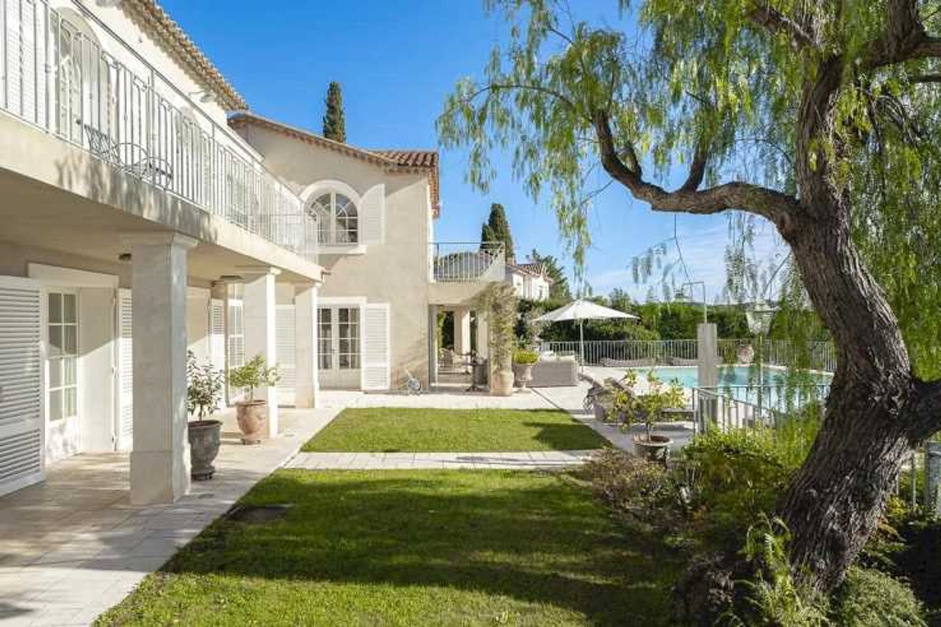 House in Mougins, Provence-Alpes-Cote d'Azur 12395761