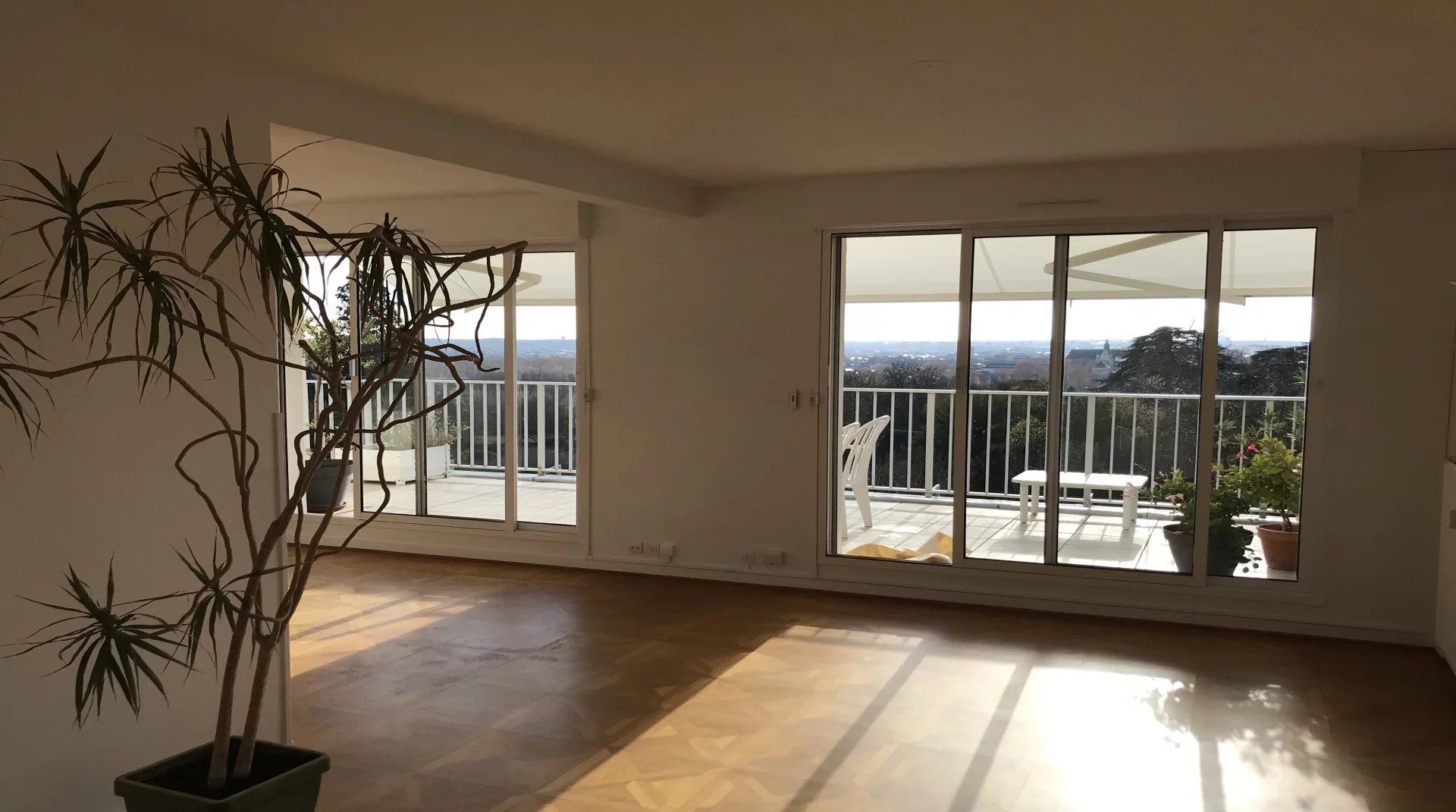 Condominium in Tours, Centre-Val de Loire 12402938