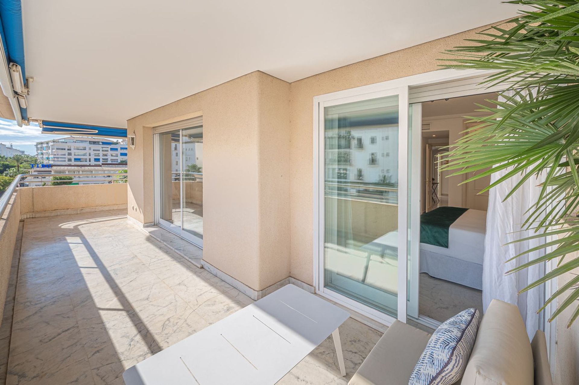 Condominium in Marbella, Andalucía 12403250