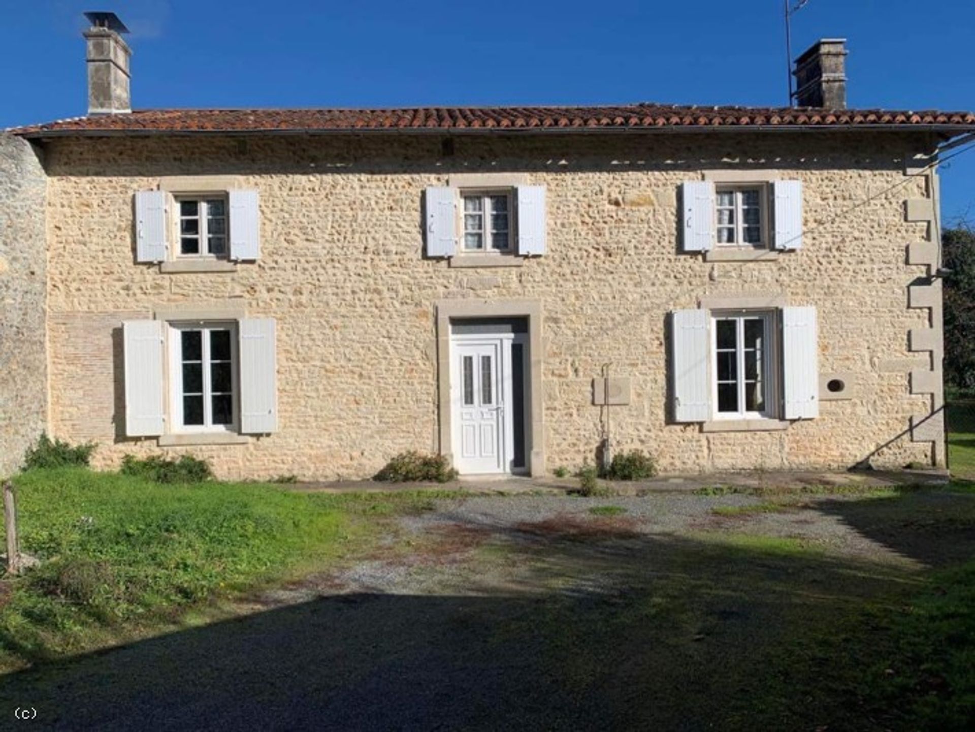 Rumah di Nanteuil-en-Vallee, Nouvelle-Aquitaine 12407443