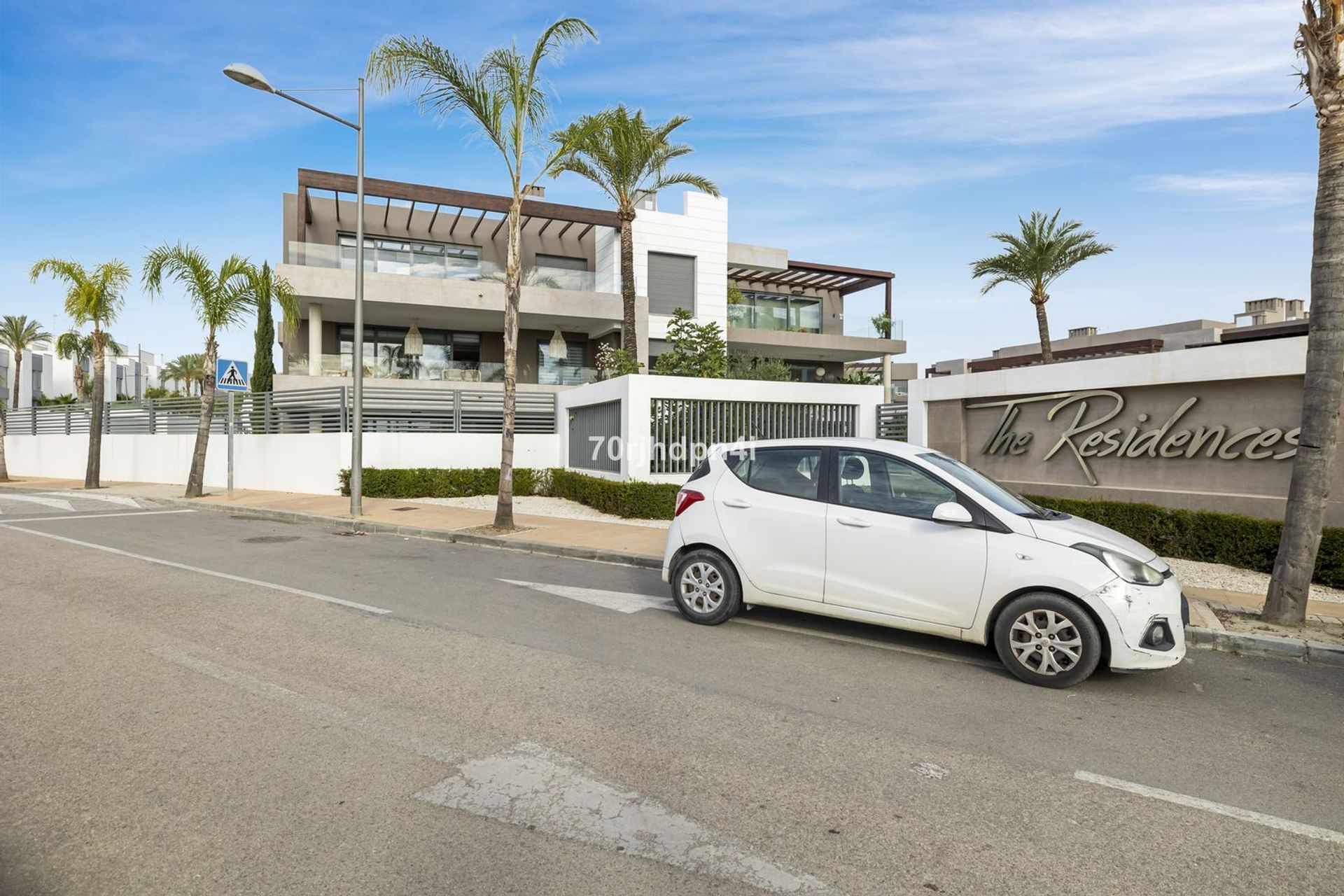 Condominium in Estepona, Andalucía 12414251