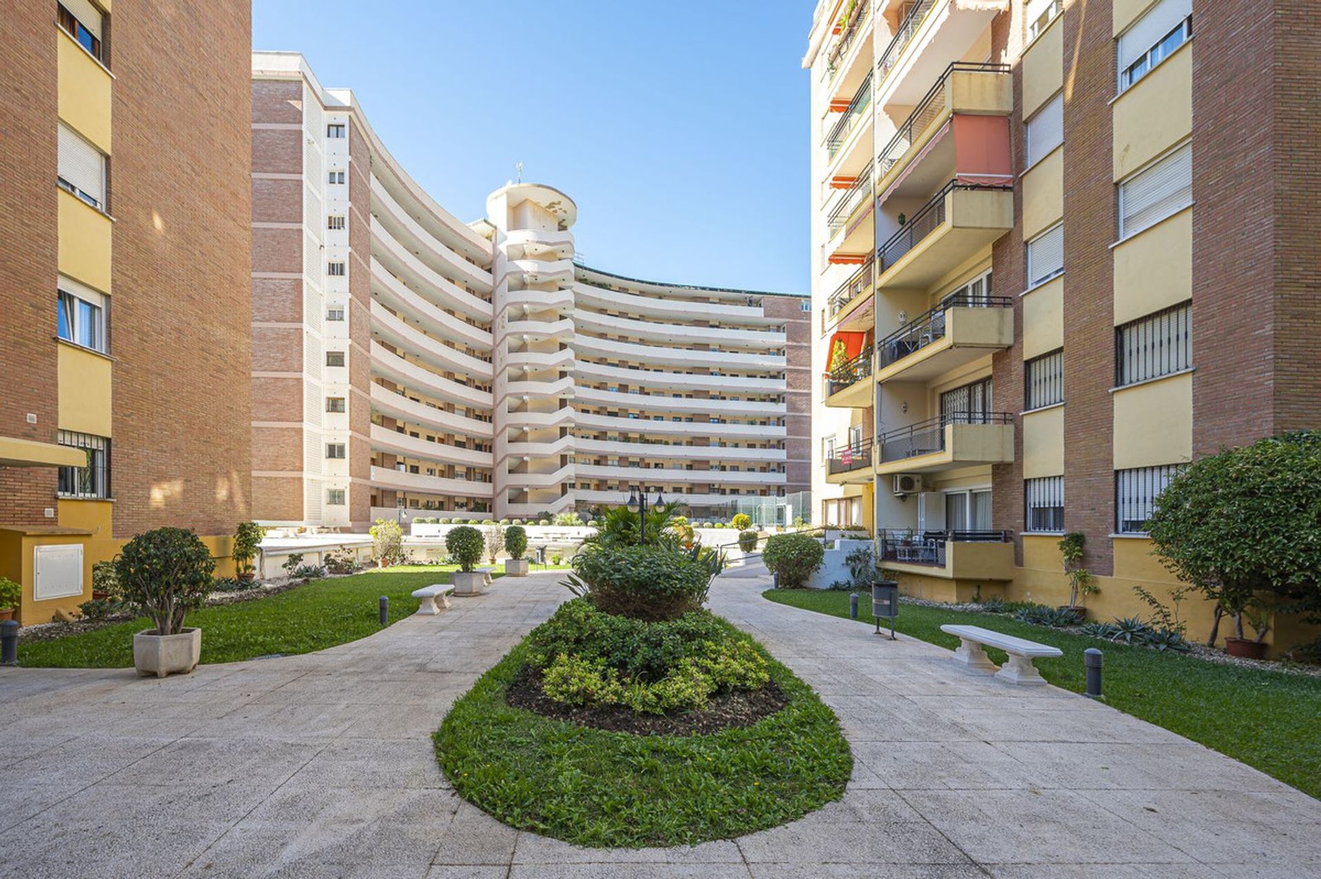 Condominium in Marbella, Andalusia 12419642