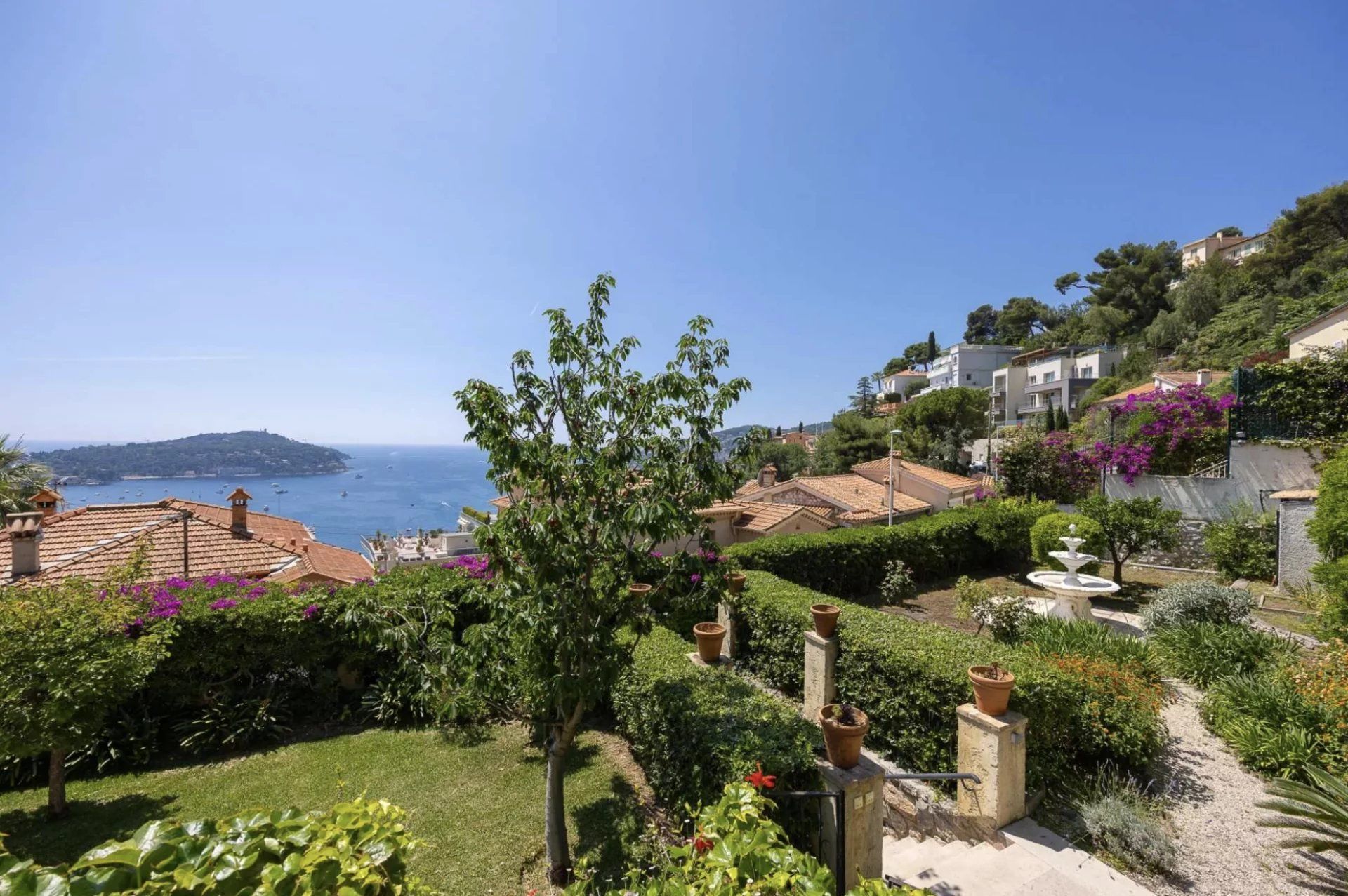 بيت في Villefranche-sur-Mer, Provence-Alpes-Côte d'Azur 12422392