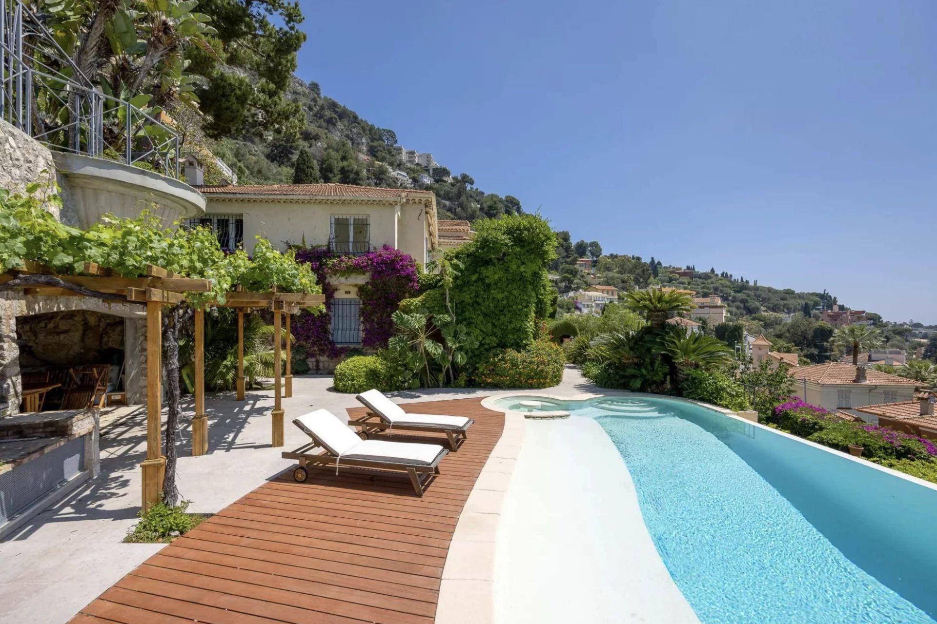 بيت في Villefranche-sur-Mer, Provence-Alpes-Côte d'Azur 12422392