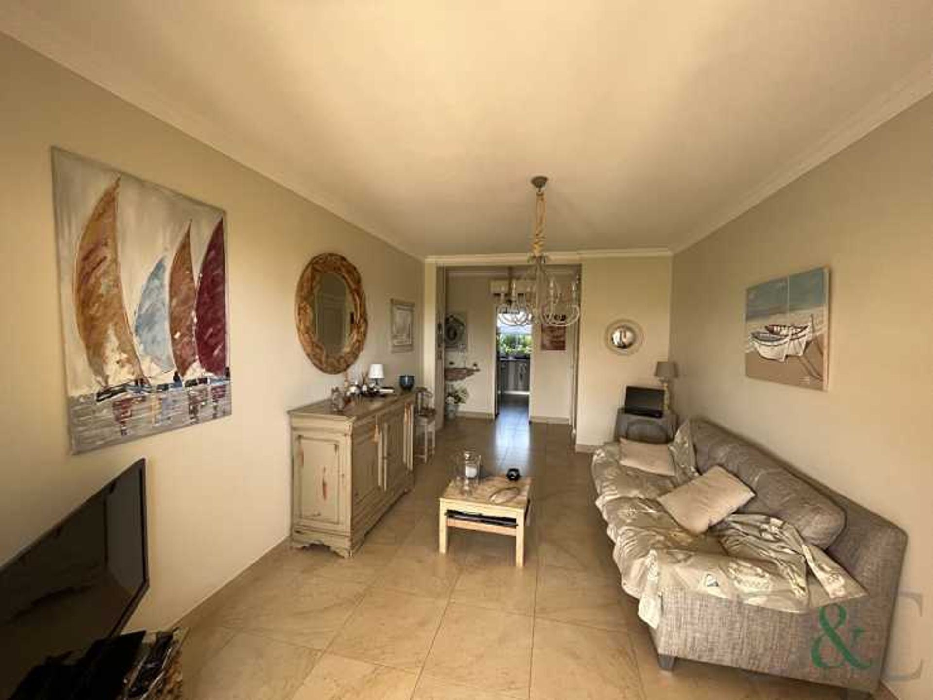 Condominium in Le Lavandou, Provence-Alpes-Cote d'Azur 12445268