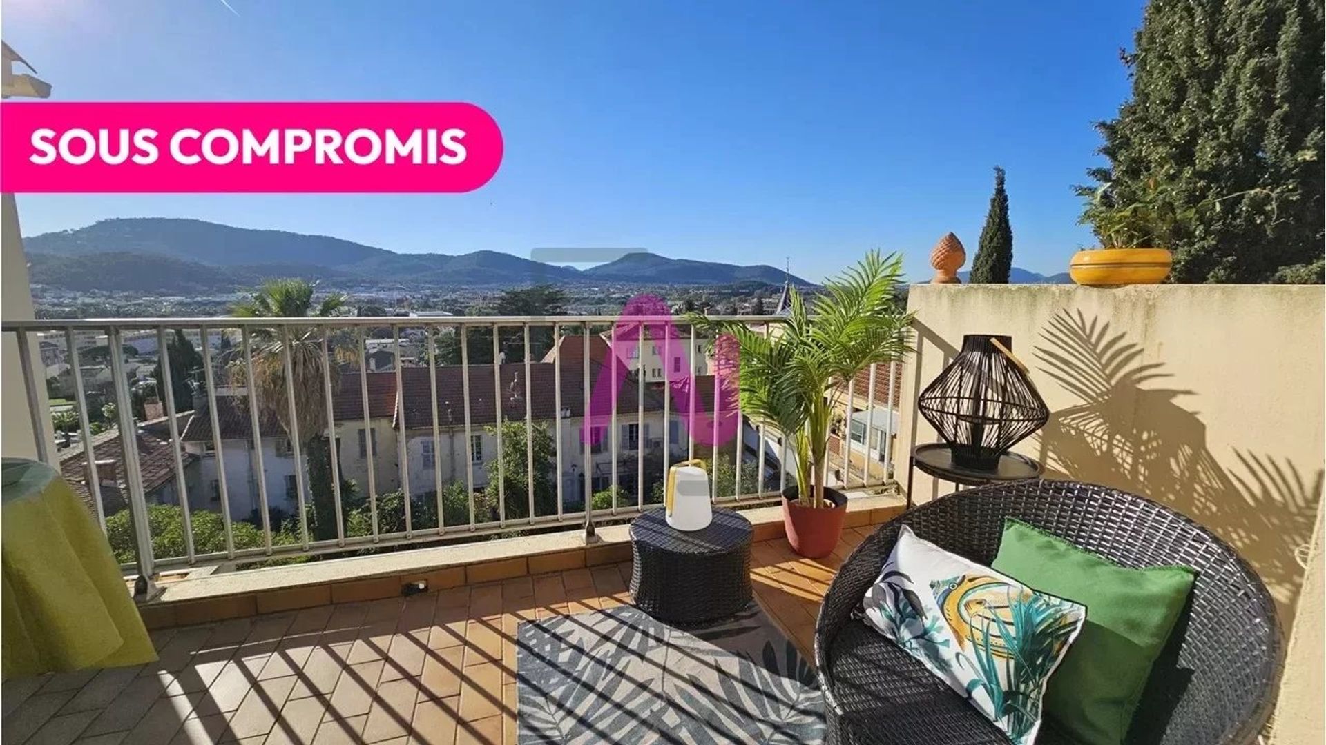 Condominium in Hyères, Provence-Alpes-Côte d'Azur 12445801