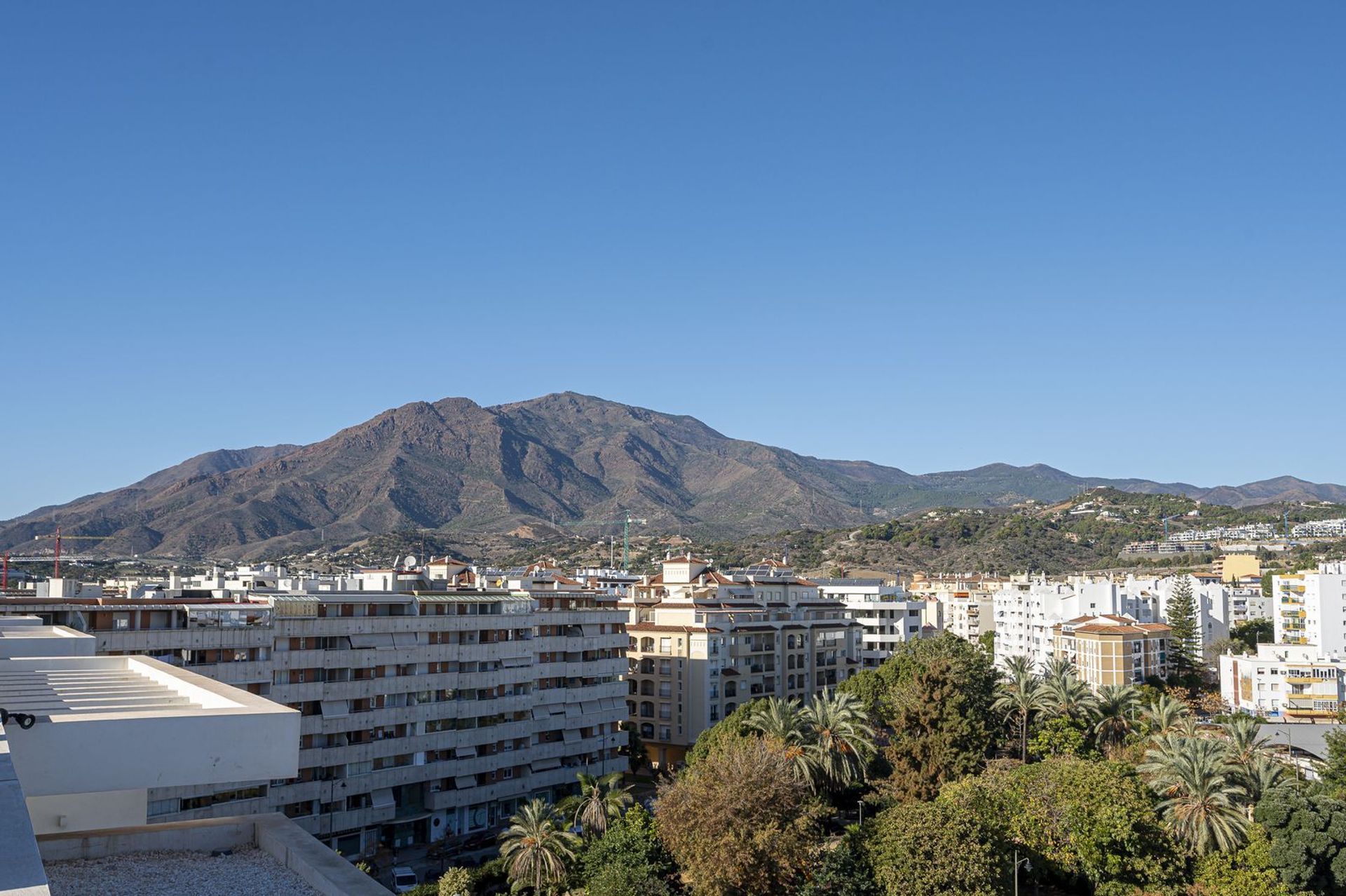 公寓 在 Estepona, Andalucía 12450830