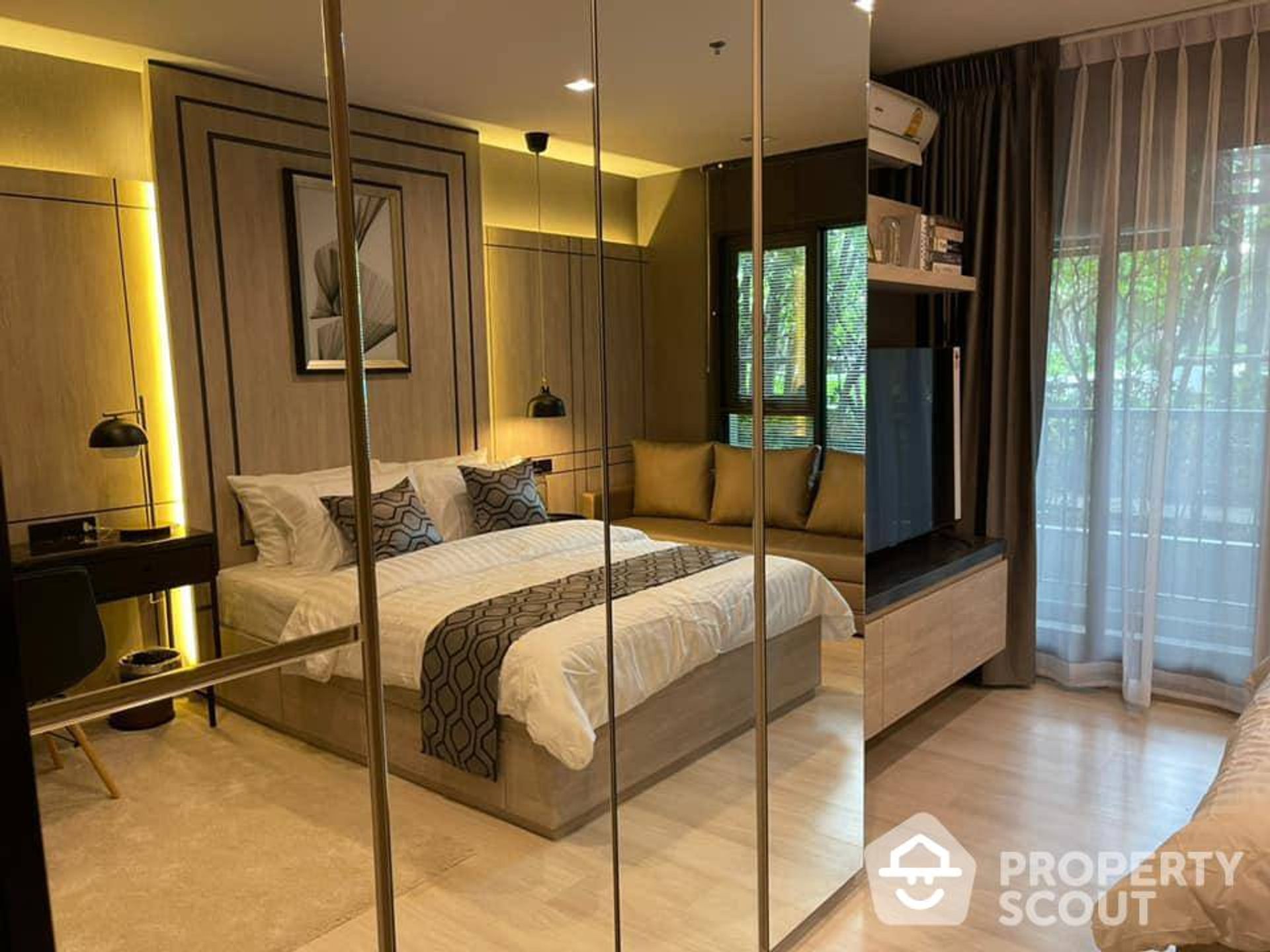 Condominium in Pathum Wan, Krung Thep Maha Nakhon 12460808