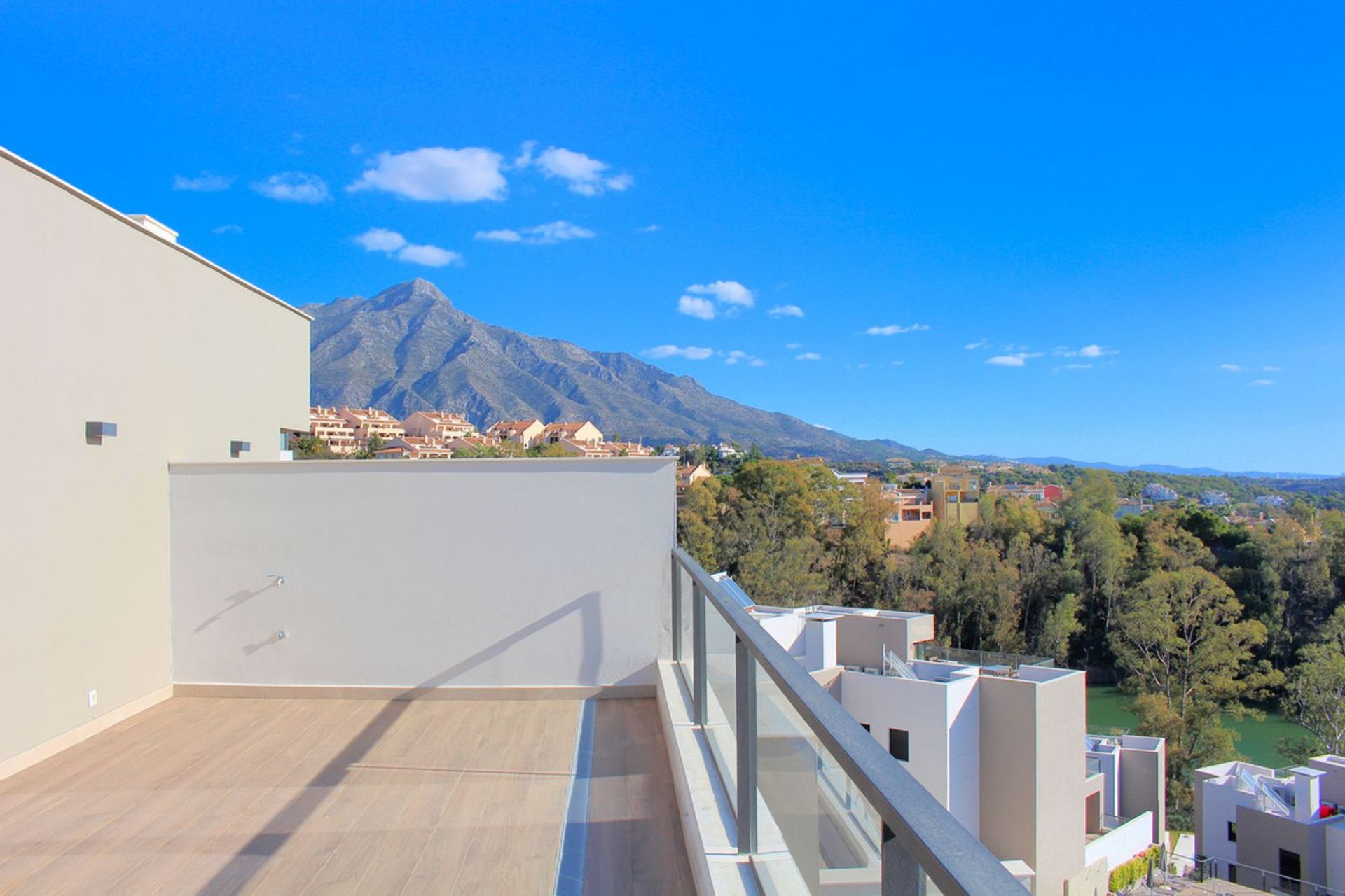 Condominium in Marbella, Andalusië 12461491