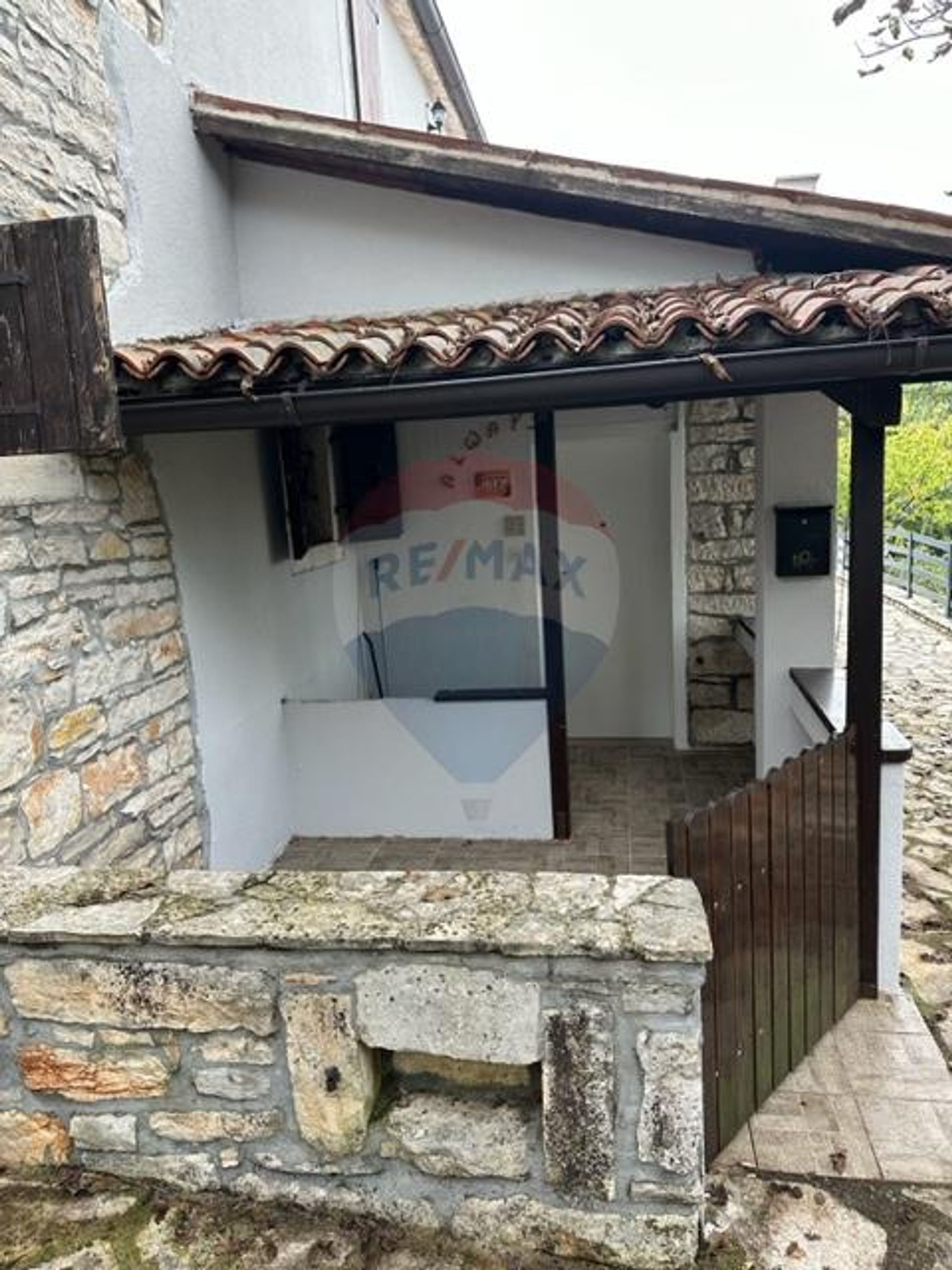 Hus i Kaštel, Istarska županija 12468079