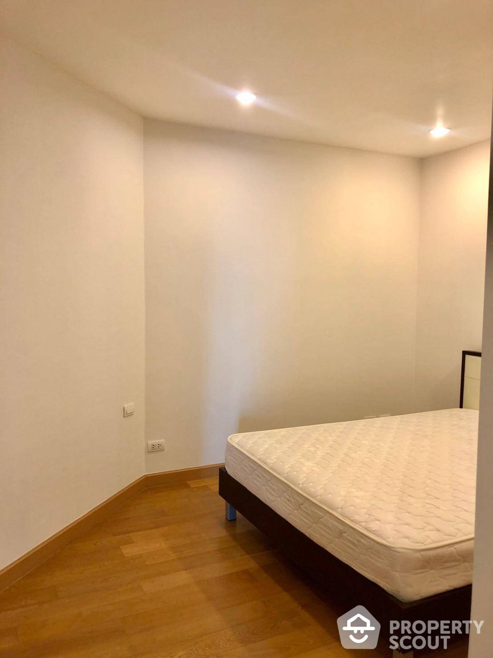 Condominium in Bang Rak, Krung Thep Maha Nakhon 12471279