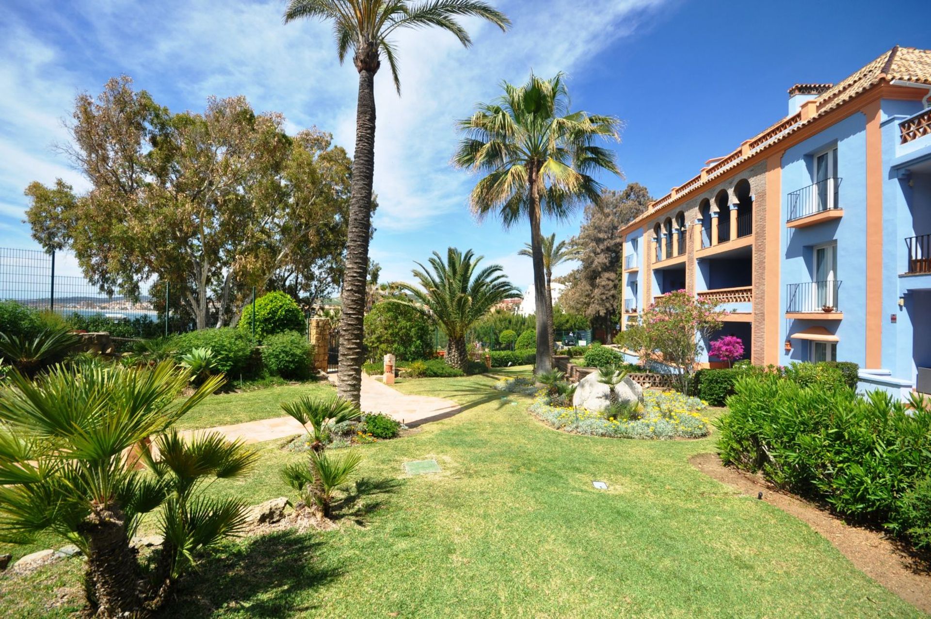 Condominium in Puerto de la Duquesa, Andalusia 12476174