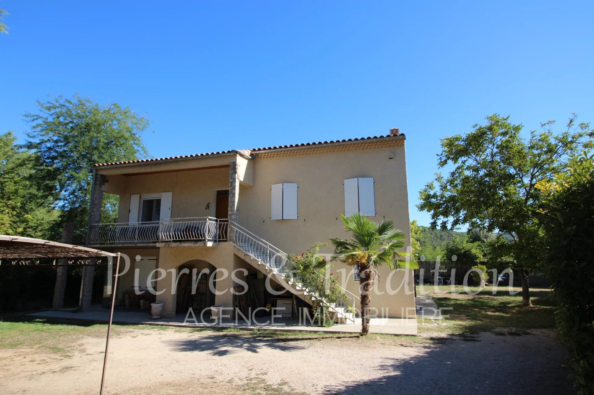 Talo sisään Saignon, Provence-Alpes-Cote d'Azur 12477516