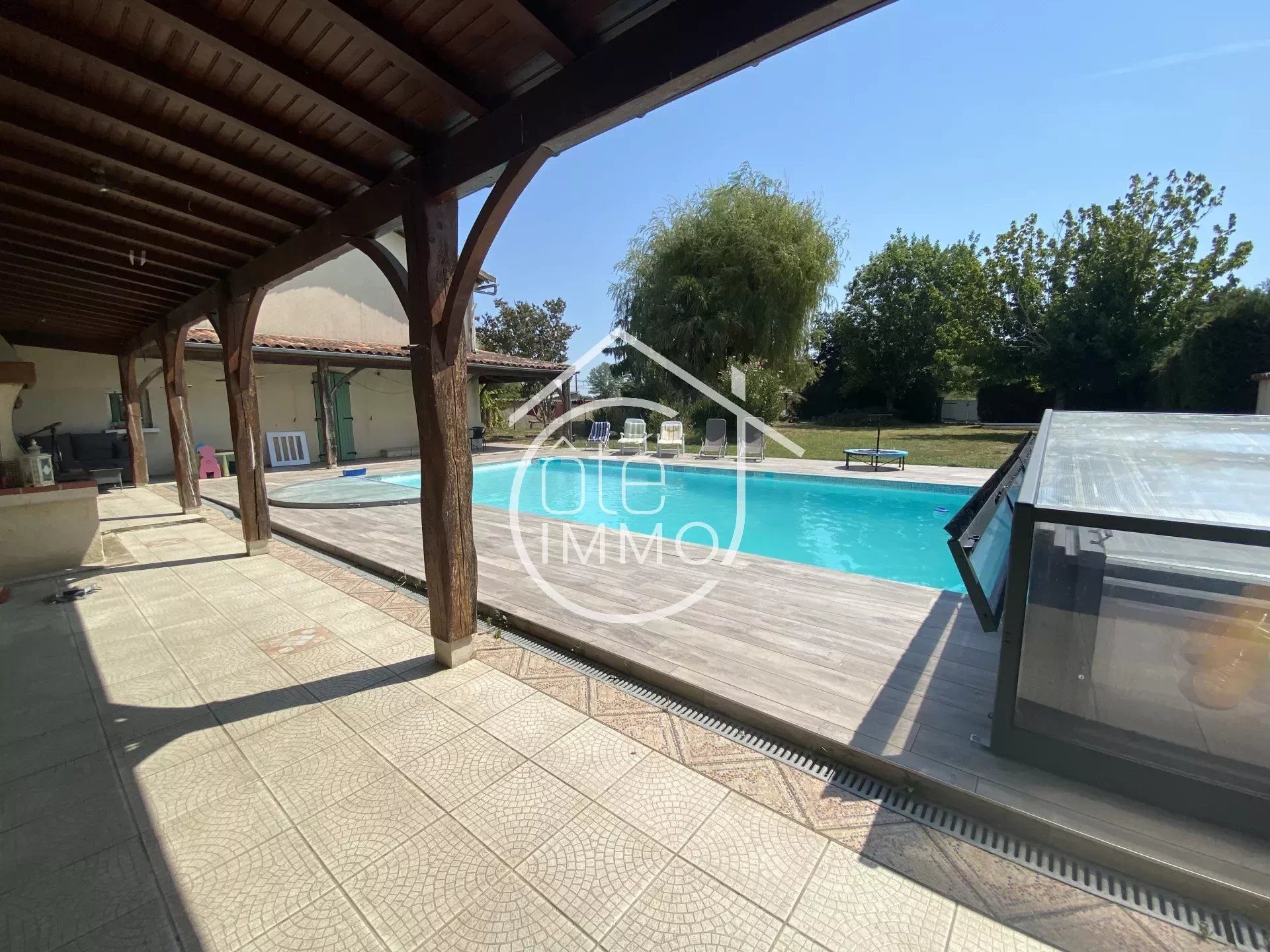 Residential in Les Eglisottes Et Chalaur, Gironde 12477666